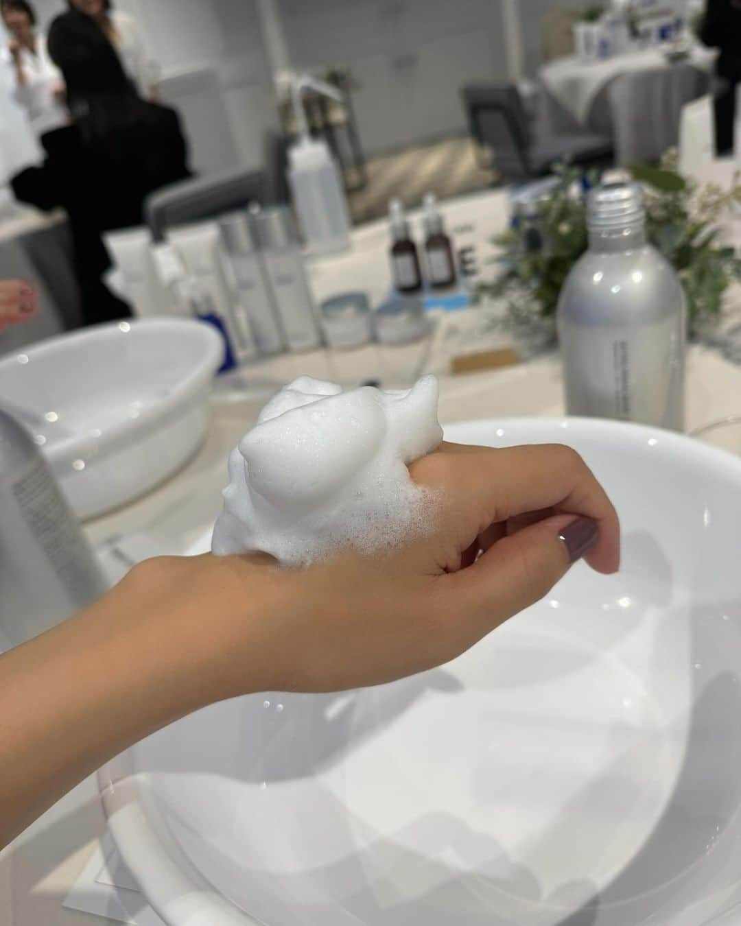 繭さんのインスタグラム写真 - (繭Instagram)「ㅤㅤㅤ ㅤㅤㅤ @takami.skinpeel の一部製品が 11/1にリニューアルされるとのことで 一足お先にイベントで体験させていただきました💙  ずっとタカミスキンピールボディを愛用していて 背中ニキビに悩んでいた時もとても助けられたんです🥲 なのでそんな信頼のあるタカミの製品について 改めて詳しく知ることができて嬉しかったです🥹🤍  お手入れの方法も、気をつけているつもりでいて 実はできていなかったことがたくさんあったよ🙄 角質の厚さは0.02ミリ程しかないので、 少しの摩擦でも傷付いてしまうみたいです💦 だからとにかく摩擦を起こさないことが大切！ タカミフェイスフォームは泡がきめ細かくふわっふわで へたりづらいので最後までしっかり洗えました🫧  他の製品も使い続けてみるのが楽しみです✨  #takami #タカミ #takamiskinpeel #タカミスキンピール #followme #followmejp #followjp」10月23日 23時11分 - mayumayu1008