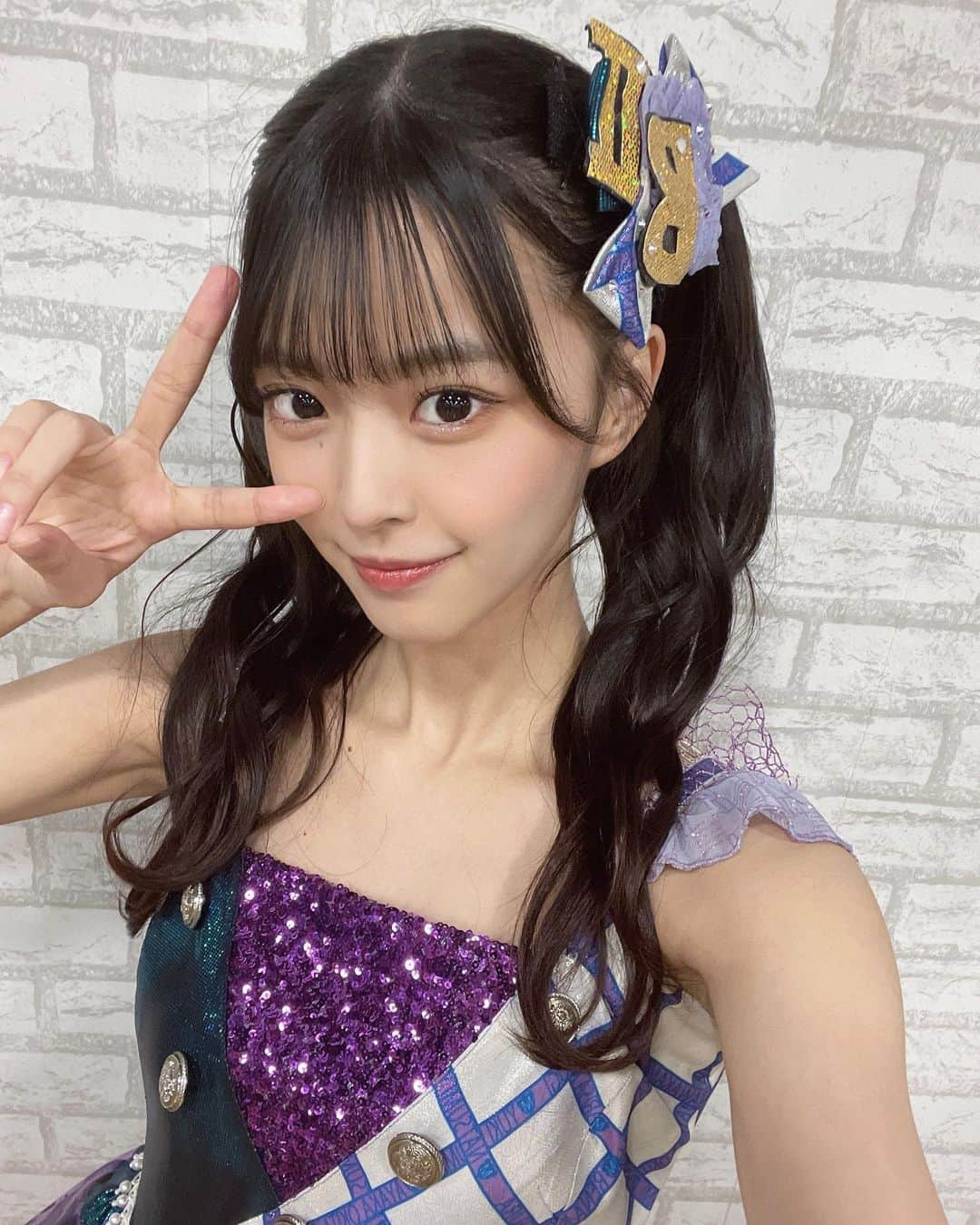 桜田彩叶のインスタグラム：「1週間企画 毎日投稿 3日目！  今日は  #アイドルメイク 🩷  いつもの公演でメイクする時に意識してる事は  アイシャドウを普段より濃いめにして、下まぶたの目尻半分くらいに締め色塗るのと、 #グリッター 使ってみたキラキラさせること 🪄  最近は  #ウォンジョンヨ ×  #cipicipi のグリッター使ってる！  ブレてもキラキラになって可愛いです 🫶🏻 ラメで目に光が反射するのでオススメ〜！   #アイドル  #アイドルヘア  #ヘアアレンジ  #ツインテール  #巻き髪  #アイメイク」