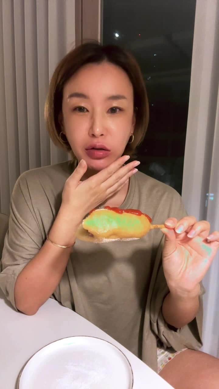 ペ・ユンジョンのインスタグラム：「입맛없다며...핫도그3개.. ㅁㅊ...🥹」