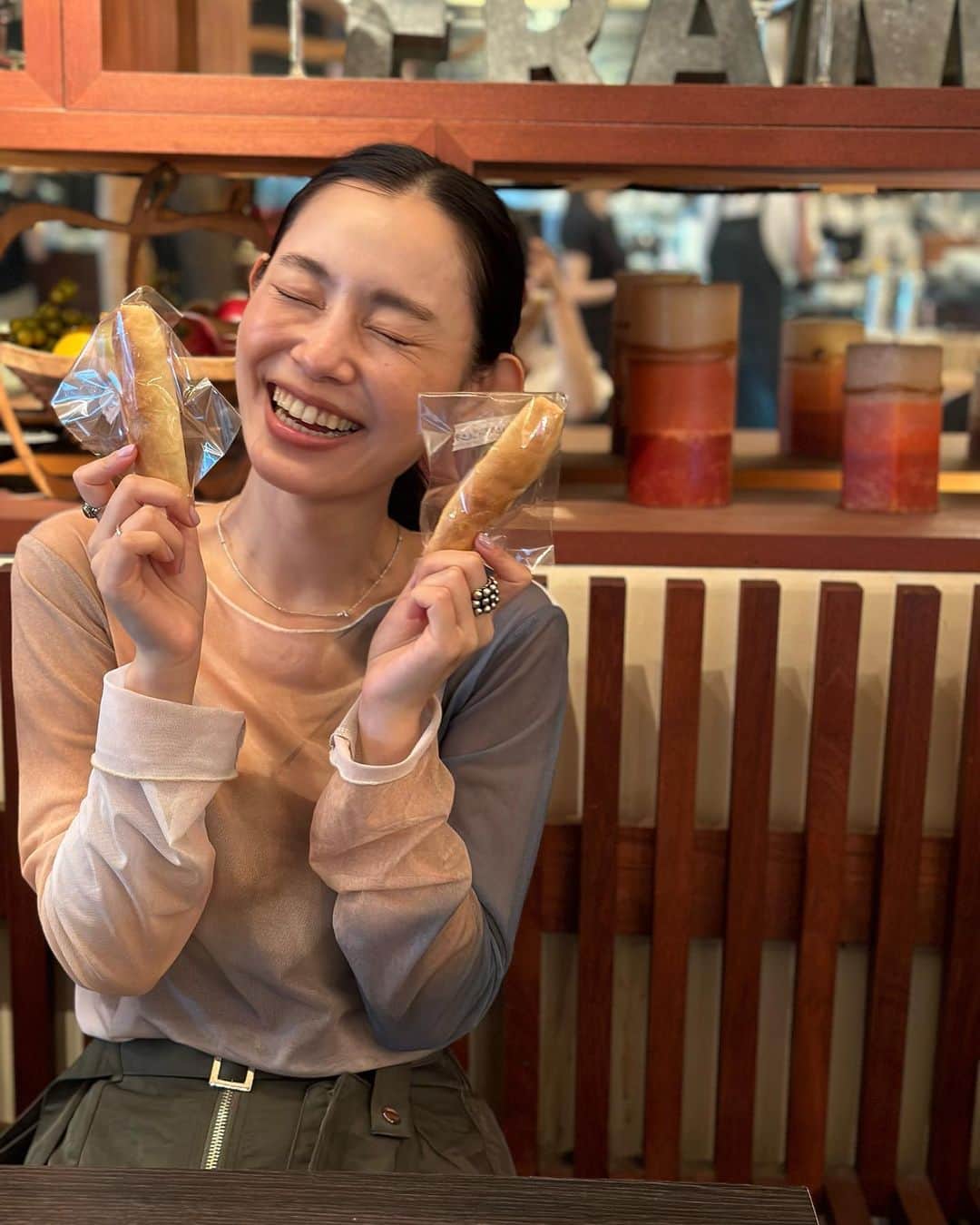 誠子さんのインスタグラム写真 - (誠子Instagram)「いらっしゃいませ。こんばんは。  ミニミニもちもちフランスパンを焼いたので、 ゆりえちゃんにお裾分けをしました。  ミニもちパンを持つ、ゆりえちゃん。 めっっちゃ可愛い。 Hanakoの表紙みたい。  誠子食堂の専属モデルになって欲しい🙊🥖🤍」10月23日 23時14分 - seiko_1204