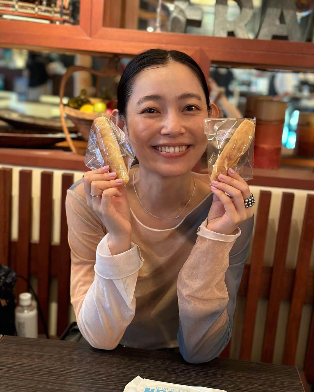誠子のインスタグラム：「いらっしゃいませ。こんばんは。  ミニミニもちもちフランスパンを焼いたので、 ゆりえちゃんにお裾分けをしました。  ミニもちパンを持つ、ゆりえちゃん。 めっっちゃ可愛い。 Hanakoの表紙みたい。  誠子食堂の専属モデルになって欲しい🙊🥖🤍」
