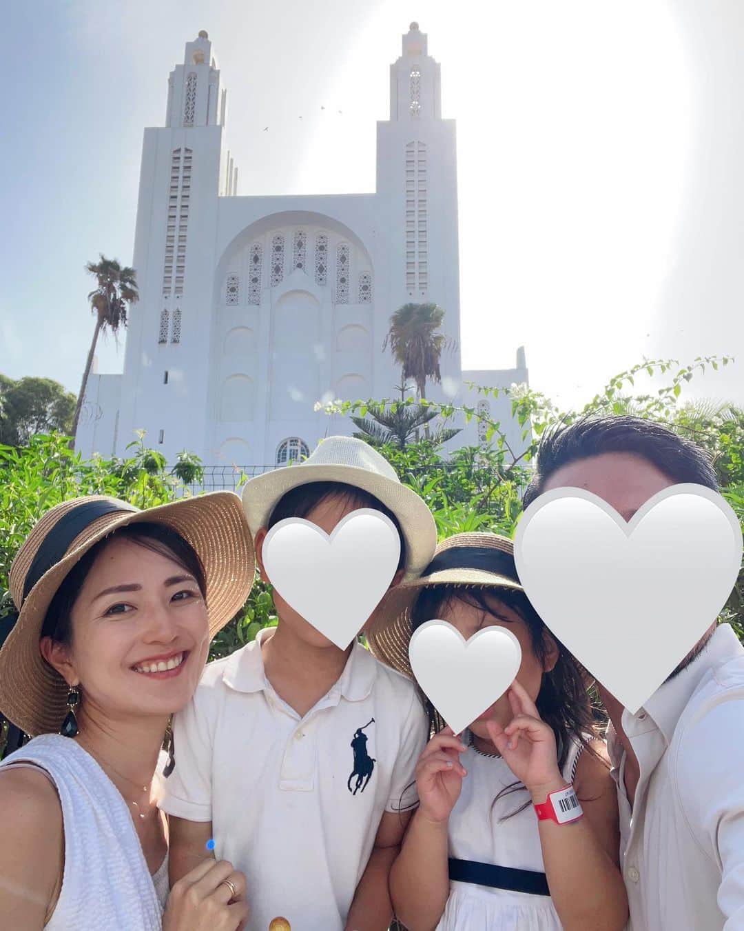 Remiさんのインスタグラム写真 - (RemiInstagram)「exotic Casablanca Morocco🌵 子供たち初めてのアフリカ大陸はモロッコ🇲🇦 (私たちはマサイマラでの結婚式以来！🇰🇪)  カサブランカは想像以上に都会だったけど、エキゾチックなモスクやビーチ、美しい教会や旧市街を巡り、これまでみてきたアフリカとはまた違う光景が見れました🕌  それにしても砂漠の気候は慣れない…🏜来年からやっていけるのかしら。笑  ------------ 📍#Casablanca, #Morocco  ⚓️ @msccruisesofficial  🛳  #mscdivina  👨‍👩‍👧‍👦 @hh.channel2023  🗓 2023.10.13-24  #モロッコ #カサブランカ #クルーズ旅 #子連れクルーズ #子連れ旅行 #子連れ世界一周 #世界一周中 #世界一周旅行 #worldroundtrip #mediterraneancruise #msccruises #cruiselife #familycruise #remi_world2023」10月23日 23時14分 - remi_912