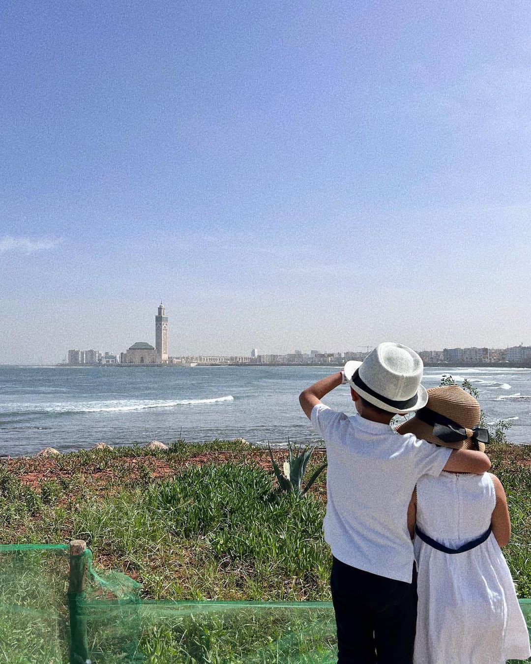 Remiさんのインスタグラム写真 - (RemiInstagram)「exotic Casablanca Morocco🌵 子供たち初めてのアフリカ大陸はモロッコ🇲🇦 (私たちはマサイマラでの結婚式以来！🇰🇪)  カサブランカは想像以上に都会だったけど、エキゾチックなモスクやビーチ、美しい教会や旧市街を巡り、これまでみてきたアフリカとはまた違う光景が見れました🕌  それにしても砂漠の気候は慣れない…🏜来年からやっていけるのかしら。笑  ------------ 📍#Casablanca, #Morocco  ⚓️ @msccruisesofficial  🛳  #mscdivina  👨‍👩‍👧‍👦 @hh.channel2023  🗓 2023.10.13-24  #モロッコ #カサブランカ #クルーズ旅 #子連れクルーズ #子連れ旅行 #子連れ世界一周 #世界一周中 #世界一周旅行 #worldroundtrip #mediterraneancruise #msccruises #cruiselife #familycruise #remi_world2023」10月23日 23時14分 - remi_912
