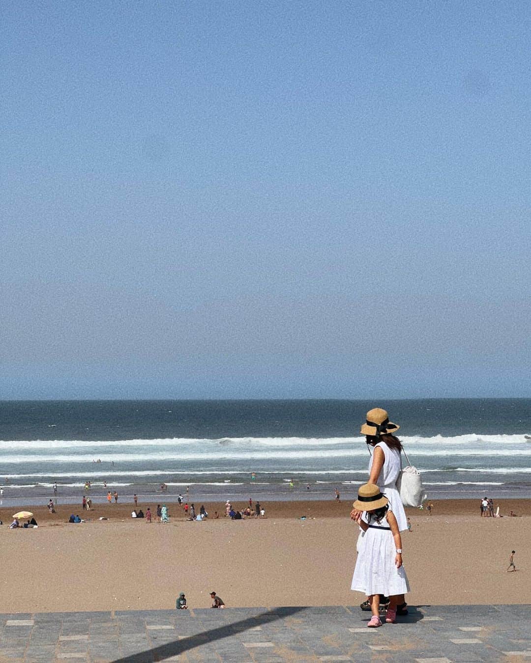 Remiさんのインスタグラム写真 - (RemiInstagram)「exotic Casablanca Morocco🌵 子供たち初めてのアフリカ大陸はモロッコ🇲🇦 (私たちはマサイマラでの結婚式以来！🇰🇪)  カサブランカは想像以上に都会だったけど、エキゾチックなモスクやビーチ、美しい教会や旧市街を巡り、これまでみてきたアフリカとはまた違う光景が見れました🕌  それにしても砂漠の気候は慣れない…🏜来年からやっていけるのかしら。笑  ------------ 📍#Casablanca, #Morocco  ⚓️ @msccruisesofficial  🛳  #mscdivina  👨‍👩‍👧‍👦 @hh.channel2023  🗓 2023.10.13-24  #モロッコ #カサブランカ #クルーズ旅 #子連れクルーズ #子連れ旅行 #子連れ世界一周 #世界一周中 #世界一周旅行 #worldroundtrip #mediterraneancruise #msccruises #cruiselife #familycruise #remi_world2023」10月23日 23時14分 - remi_912