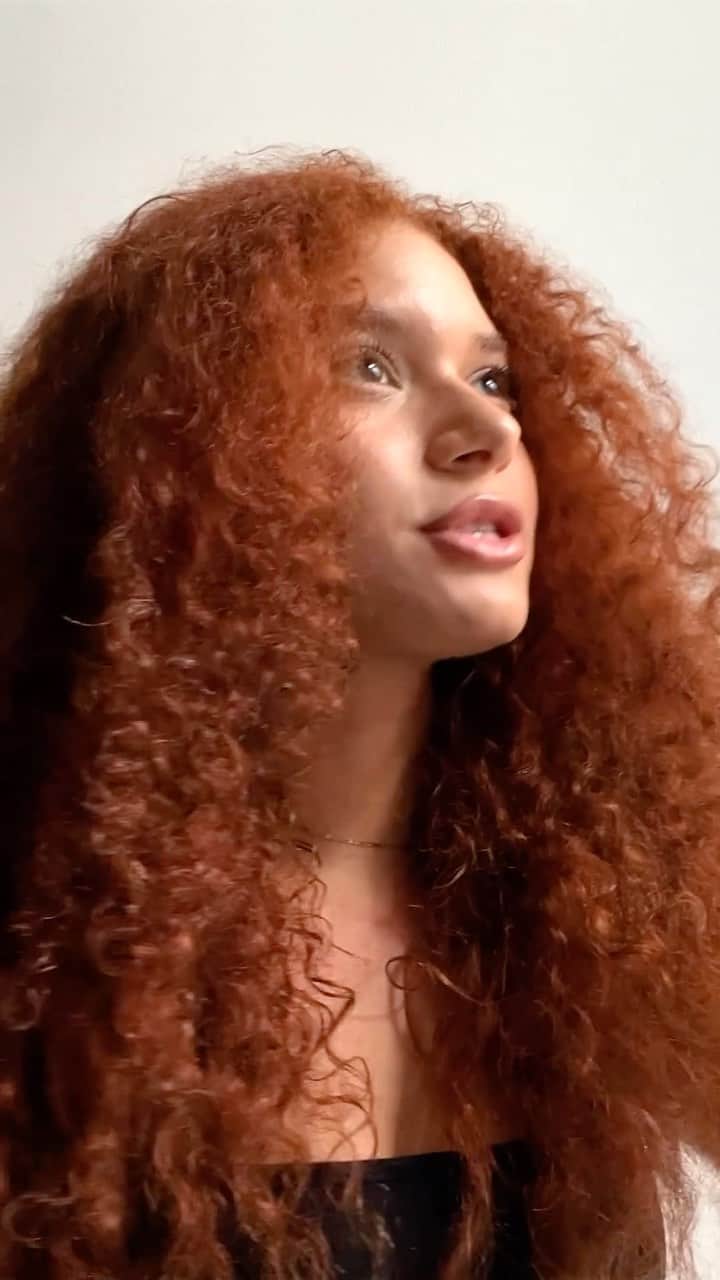 のインスタグラム：「The eight modeling hopefuls that became finalists for #VogueOpenCasting earlier this year may have been from wildly different places around the world, but they all had more or less the same thought upon receiving the news in their inbox: “I saw Vogue and I just started screaming!”  At the link in our bio, meet all eight finalists—including Mars (@ma.rs.k), Dulmi (@ayanodulmi), Rania Benchegra (@raniabenc), Rayan El-Mahmoud (@rayan.elz), Colette Kanza (@itsbinkina), Cynthia Machava (@regii_cynthia), Abrar Mohamed (@xabrarm), and Mengyao Wang (@wang030530)—and hear of their journey to Vogue. Plus, hear from Ignacio Murillo (@imurillo), Vogue’s global talent casting director, as he explains the process of narrowing down the 67,242 applicants to the eight faces you see in the magazine’s October issue.  Tap the link in our bio to watch now.  Director @ninaljeti DPs @connorimacleod, @leeburnett.dop, @bernardog Producer @jerocchi Audio @seanpaulsen, @sound.film.filipe」