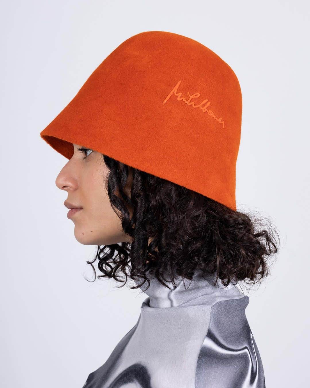ミュールバウアーさんのインスタグラム写真 - (ミュールバウアーInstagram)「AW 2023/24 collection CLOTH Nothing but felt! With the cloche NAJA GRIT in bright orange you will definitely not be overlooked. The highlight of our Pure Felt collection is made out of smooth velvet felt, a 100% rabbit hair felt. Its typical velvety character is achieved by the regular cut of the felt hairs. The embroided Mühlbauer signature on the side of the hat completes the design.」10月23日 23時25分 - muehlbauer_hats