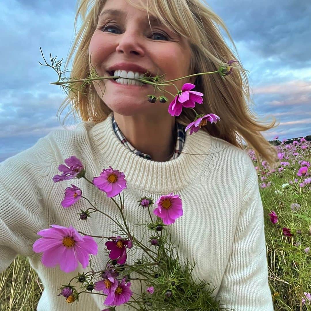 のインスタグラム：「Field of Dreams and Cosmos Flowers.  The definition of Cosmos  means "universe". But the word  also often suggest an orderly or harmonious universe and that was what I was wising for our planet right now.」
