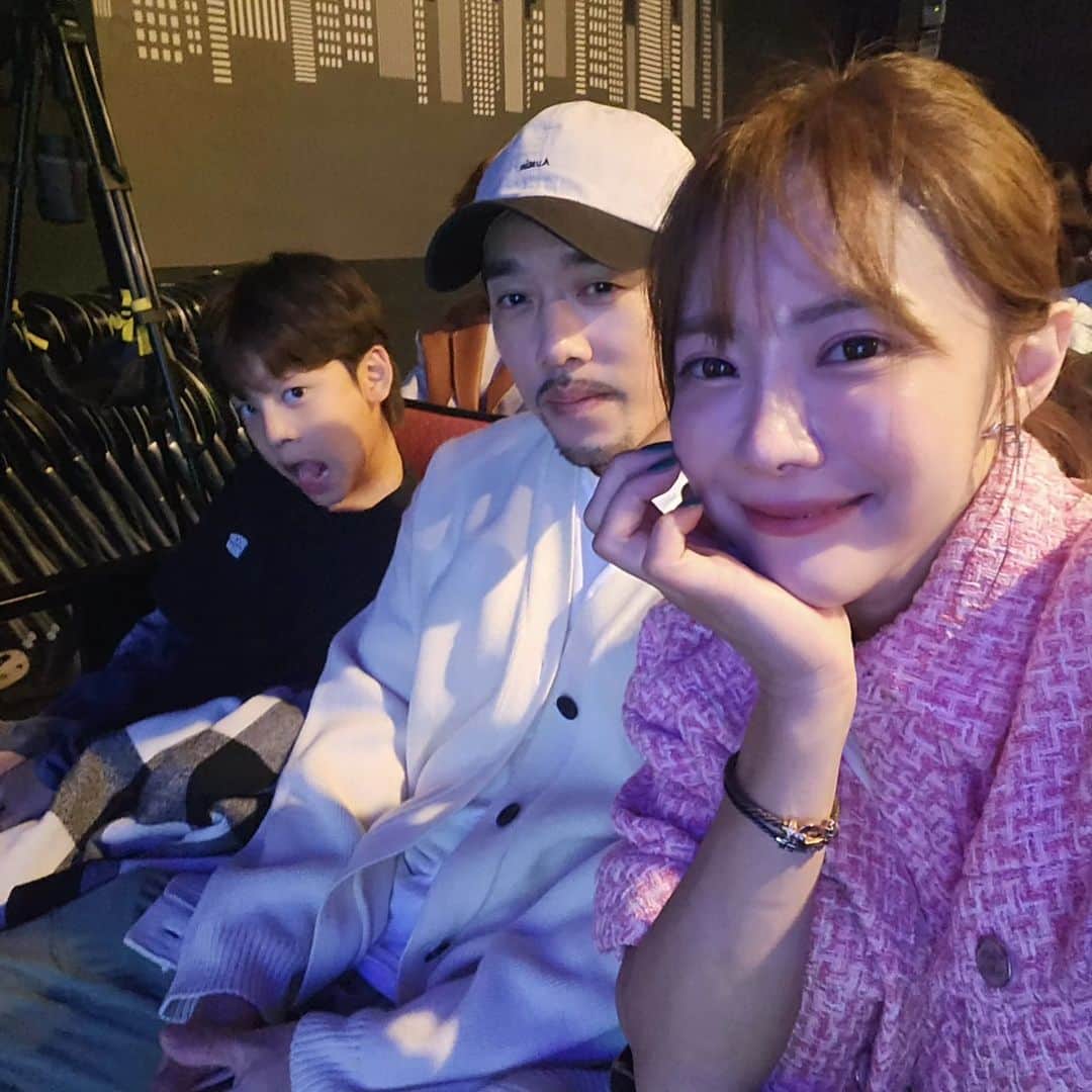 ユ・ハナさんのインスタグラム写真 - (ユ・ハナInstagram)「진짜 너무 기다린 #개그콘서트 부활🎶  가보고싶던 #윤형빈소극장 에서, 돌아온 개그콘서트 선공개!   너무 웃어서 어지러울정도 였어요🤣🤣👍👍  가방 끈이 기신 영희언니의 등장은 ㅋㅋ ㄱ 눈물이날정도였다구요!🤣  예전의 개콘느낌에서 확 달라져서 이제 개콘 기다리느라 일요일밤엔 일찍 못 잘것같아요..  웃을 일이 없는 요즘  웃게 해주는 모든 것은 참 감사하답니다.💜  11월 12일 일요일 밤10시25분 이래요오🎶💜  #개그콘서트 #11월12일」10月23日 23時19分 - hahana111