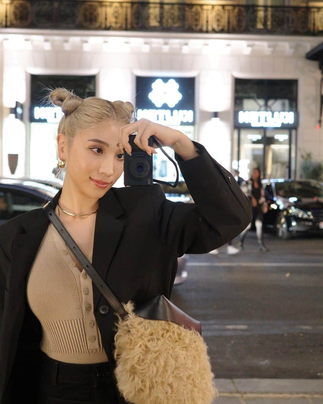 REONAのインスタグラム：「この日はサン・ミシェル街の地下にあるジャズバーで夜遊び🍸👫💞  プロもアマも混ざってセッションできるところで平日でも盛り上がって素敵なところ。 後で調べたら昔は牢屋だったんだって🫢  🌕が綺麗な夜だった😍🇫🇷」