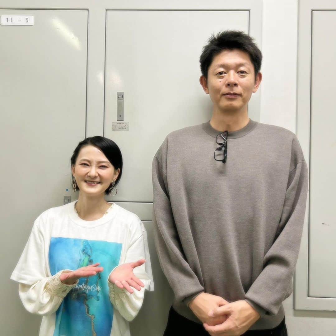 石垣優さんのインスタグラム写真 - (石垣優Instagram)「. 今回、会場の時間の都合もあり 挨拶も全員に出来なかったり チケット買ってくれた友達たちも居たり... ありがとうと、申し訳ないと、ありがとうと ずっと感謝でウルウルでするう プライベートでもお世話になってたり 長年ずっとお世話になっている方々に 数秒間だけ会えました…バタバタでしたが...すみません ありがとうございました🙇🏻‍♀️🙏🏻  #島田秀平 さん YouTube「島田秀平のお怪談巡り」にも 「島田秀平のお開運巡り」でもお世話になりました😭 いつも本当にありがとうございます🙇🏻‍♀️🙏🏻  この数年ちゃんと活動ができなかった 苦しい時期にも応援してくださって… どんなに勇気付けれたか…励まされたか… 本当心から感謝なんです😭💓  秀平にぃにぃありがとうございます😭🙏🏻 それにしても、いつも身長高いですね。  #石垣優 #yuishigaki #やなわらばー」10月23日 23時21分 - yanawaraba_ishigakiyu
