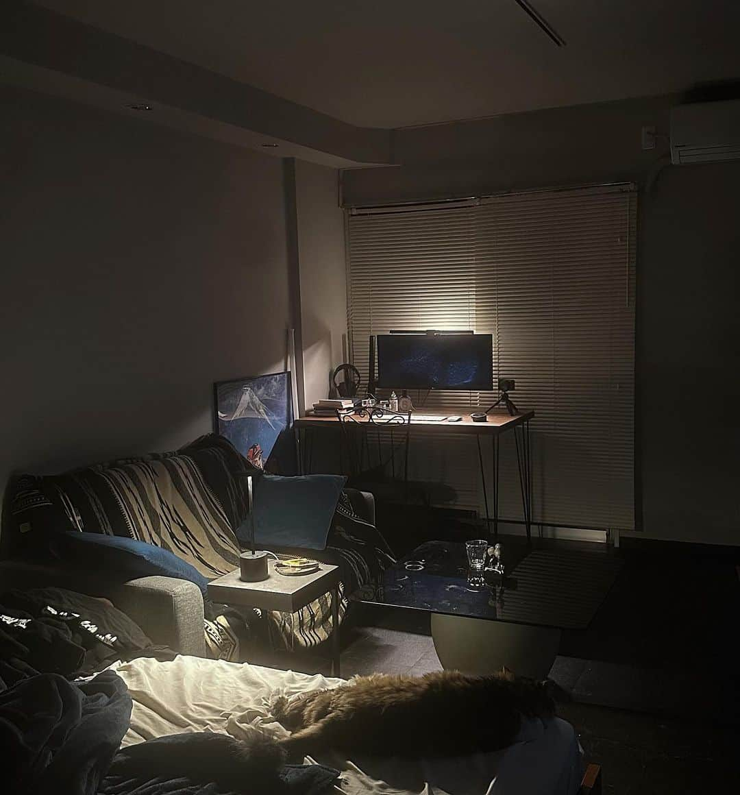 佐藤駿さんのインスタグラム写真 - (佐藤駿Instagram)「夜の部屋はこんな感じ。 やっとものがどんどん減ってきた…」10月23日 23時22分 - shun_6_20