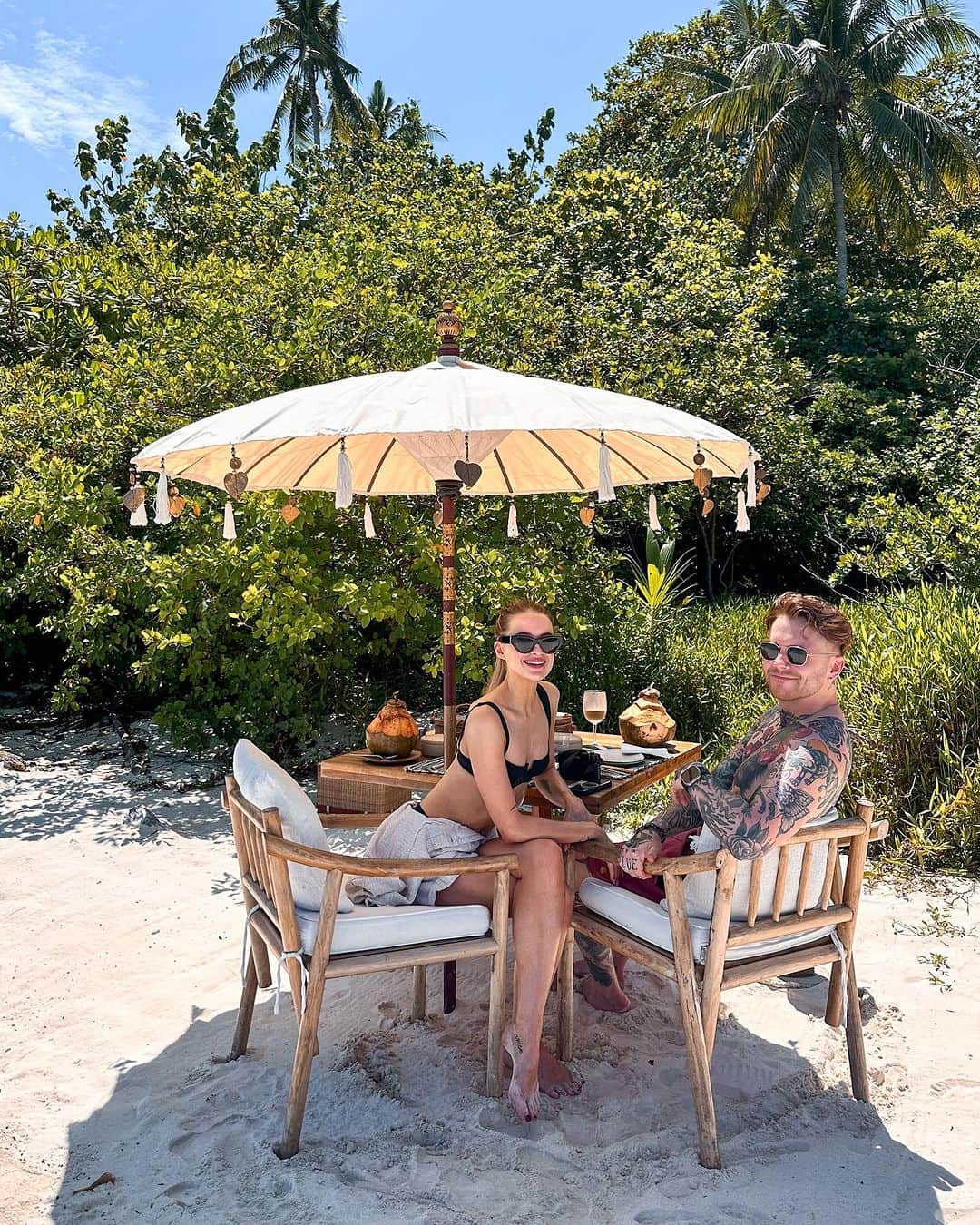 ビクトリアさんのインスタグラム写真 - (ビクトリアInstagram)「Honeymoon Diary. Just us, a picnic, and a bottle of Whispering Angel on Coconut beach.   📌 @bawahreserve」10月23日 23時22分 - victoria