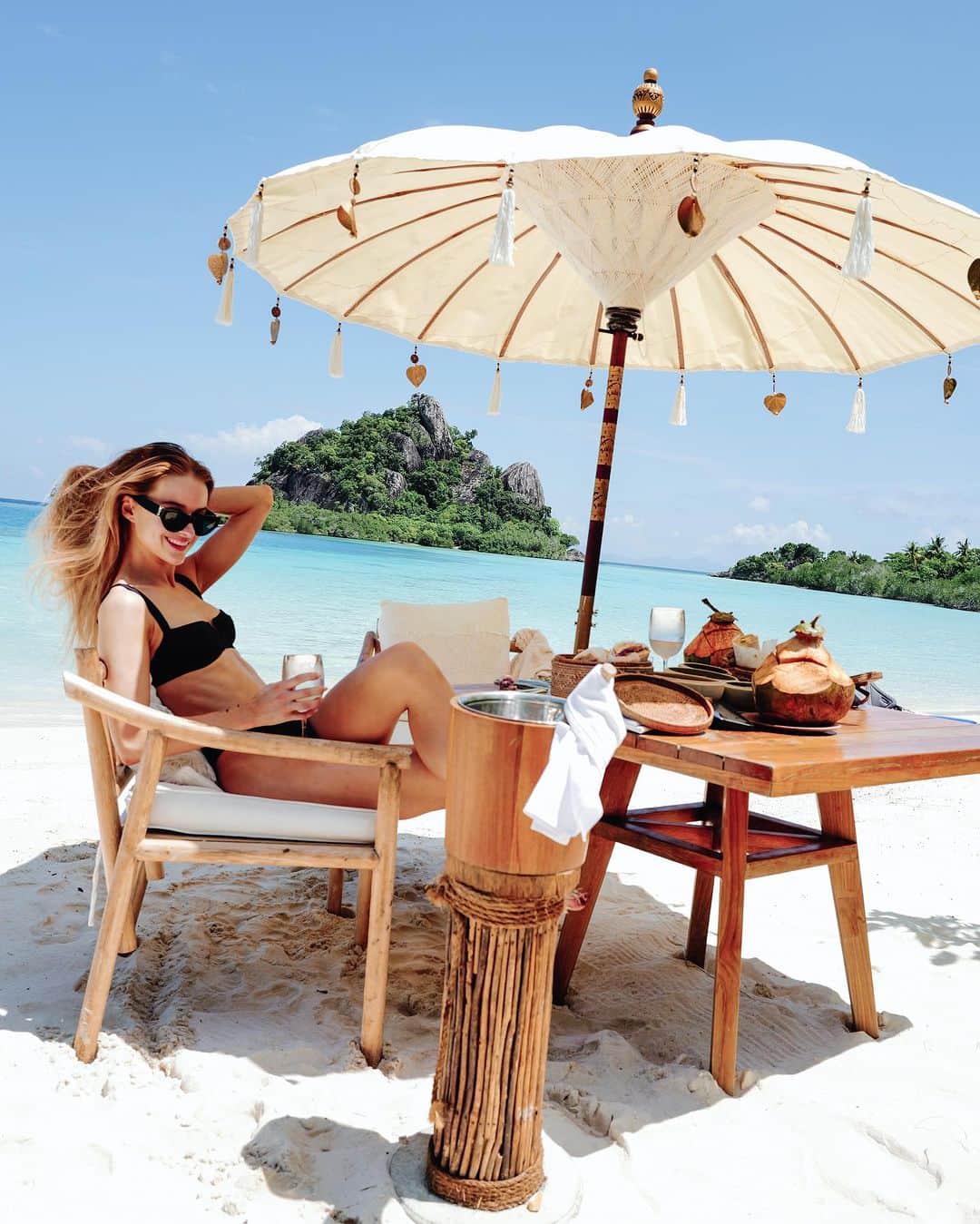 ビクトリアのインスタグラム：「Honeymoon Diary. Just us, a picnic, and a bottle of Whispering Angel on Coconut beach.   📌 @bawahreserve」