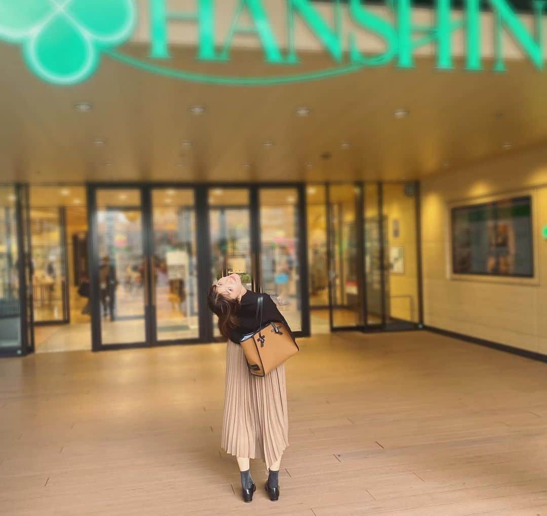 木岡真理奈さんのインスタグラム写真 - (木岡真理奈Instagram)「振り返り方🤣  阪神のCS突破記念セール的なのやってるかな？と期待して行き、やってなくて（そりゃそう）普通に買い物してきました。笑  #阪神百貨店 #アレ #クライマックスシリーズ   久しぶりにインスタ投稿しようとしたら アンケート機能とか加わっててびっくり🥱」10月23日 23時33分 - kutv_kioka