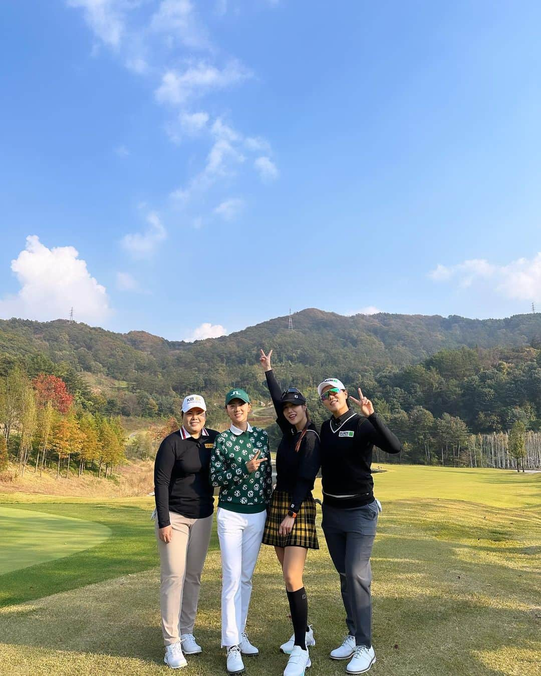 チェ・ナヨンのインスタグラム：「오늘도 좋았던 가을날 너무 고맙고 즐거웠어 ☺️ #나연이즈백 에서 만나요 😍 #샴발라cc」