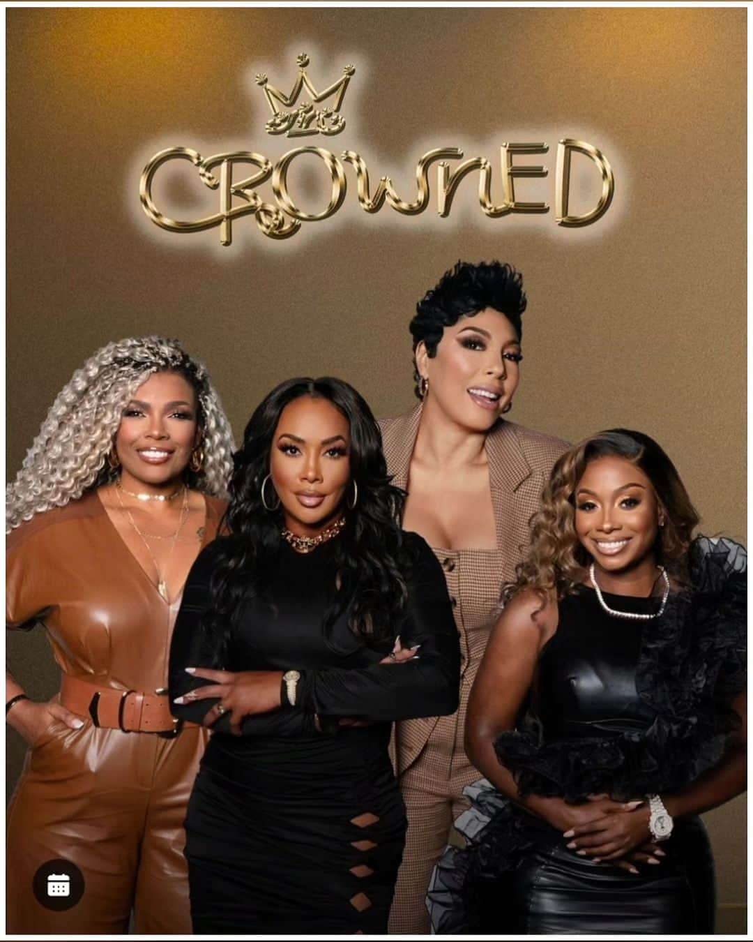 ヴィヴィカ・A・フォックスのインスタグラム：「GM Dawlings! Time for a NEW episode of @intheblacknetwork FAB & FUN talkshow "CROWNED" Check out ya QUEENS @msvfox @syleenajohnson @chanelnicolescott @kendragmedia We bring ya raw & real conversations! Streaming NOW on @intheblacknetwork @therokuchannel @appletv #Firestick Viv's Rocking @versace dress & necklace & @bellofcalifornia jumpsuit Makeup @lbbeautybar Hair @kenyaonhair #LifeIsGood #GodIsGood #Blessed #Respect #GurlPower #VivicaFoxHair #TeamVivica #TeamFox #MyGrindDontStop #LegitimateCareers #BossMoves #LoveWins #Hosts #Sorors #ClassicBadChicks 🔥🖤💙💖👸🏽🤑🔥」