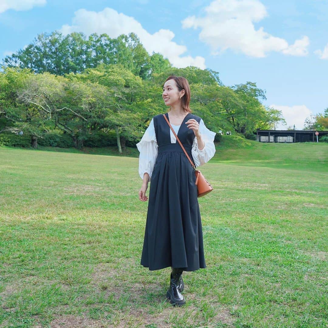 泉マリコのインスタグラム：「秋も深まり🍁最近は過ごしやすい気候の日が多くて嬉しいです☺️ . この前の連休は長野へドライブ🚗 子供たちも楽しめる場所に寄りたいね、ということで立ち寄った #松本市アルプス公園 がとても良かった‼️広々してて、空気が綺麗で、まさにアルプスのよう⁉︎でした⛰ . 私は @elendeek のワンピースと @charleskeith_jp のバッグ、ブーツでお散歩コーデ🌿観光メインだと思ってわりと綺麗めな格好で来たら、アルプス公園が進めば進むほどハードだった🤣せっかくなのでアスレチック楽しみました💭 蝶々さんも捕まえていたよ🦋 . 動物との触れ合いやコースターも楽しめるみたいなので、次はガチなコーデでリベンジしたい💪 . . ##女の子ママ  #姉妹ママ #ママコーデ #アラフォーモデル #アラフォーママ #ママファッション #長野観光 #松本市観光 #公園コーデ」