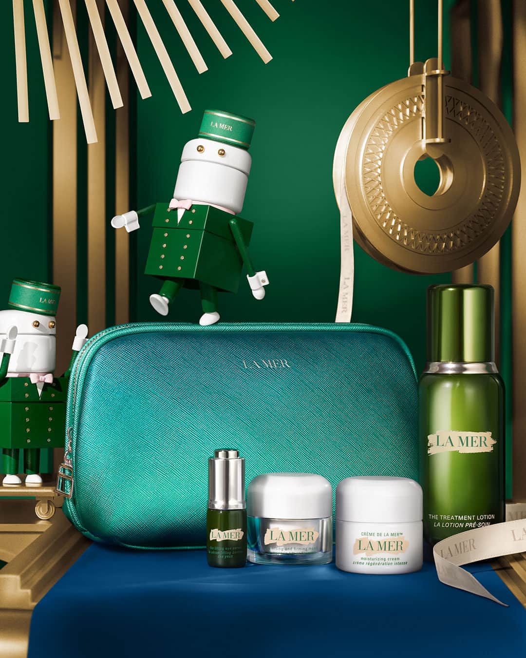 ドゥラメールのインスタグラム：「Welcome to La Mer’s Atelier of Wonder. Step inside to discover exclusive gift sets guaranteed to delight all who receive them (and sure to make you popular under the mistletoe).  #LaMer #LaMerSkincare #LoveLaMer」