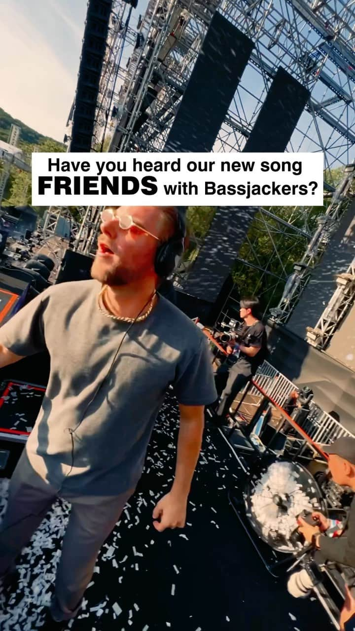 Showtekのインスタグラム：「FRIENDS, with @bassjackers is OUT EVERYWHERE! 💣」