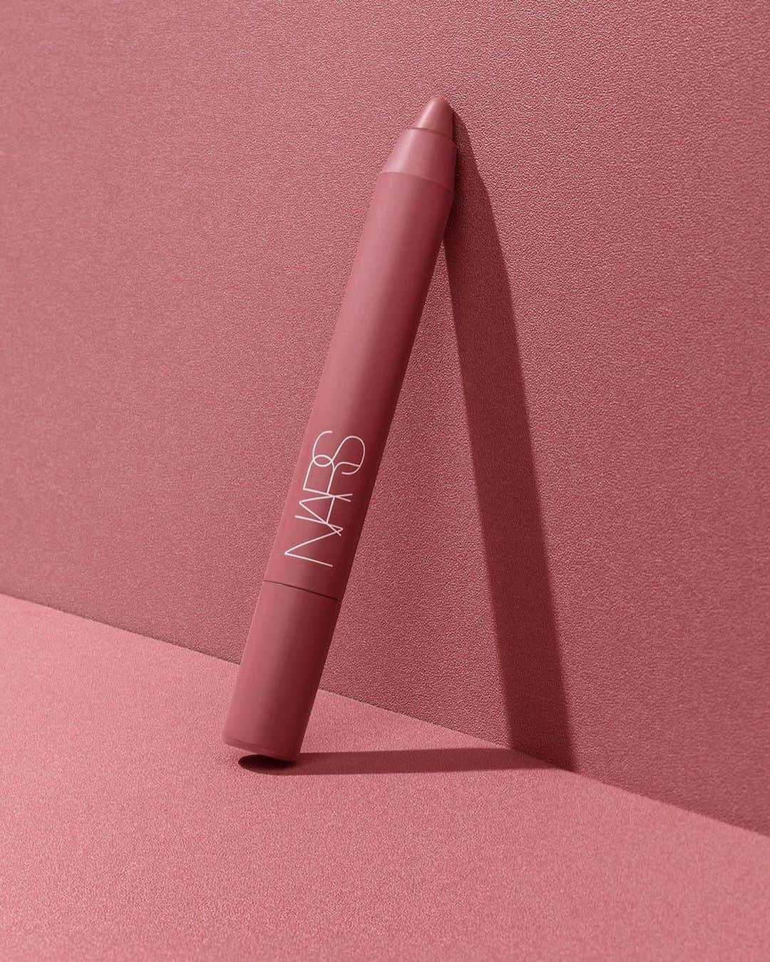 NARSさんのインスタグラム写真 - (NARSInstagram)「Dolce Vita. Made for drama. Discover this daring, dusty rose shade in our latest formula: Powermatte High-Intensity Lip Pencil.」10月23日 23時31分 - narsissist