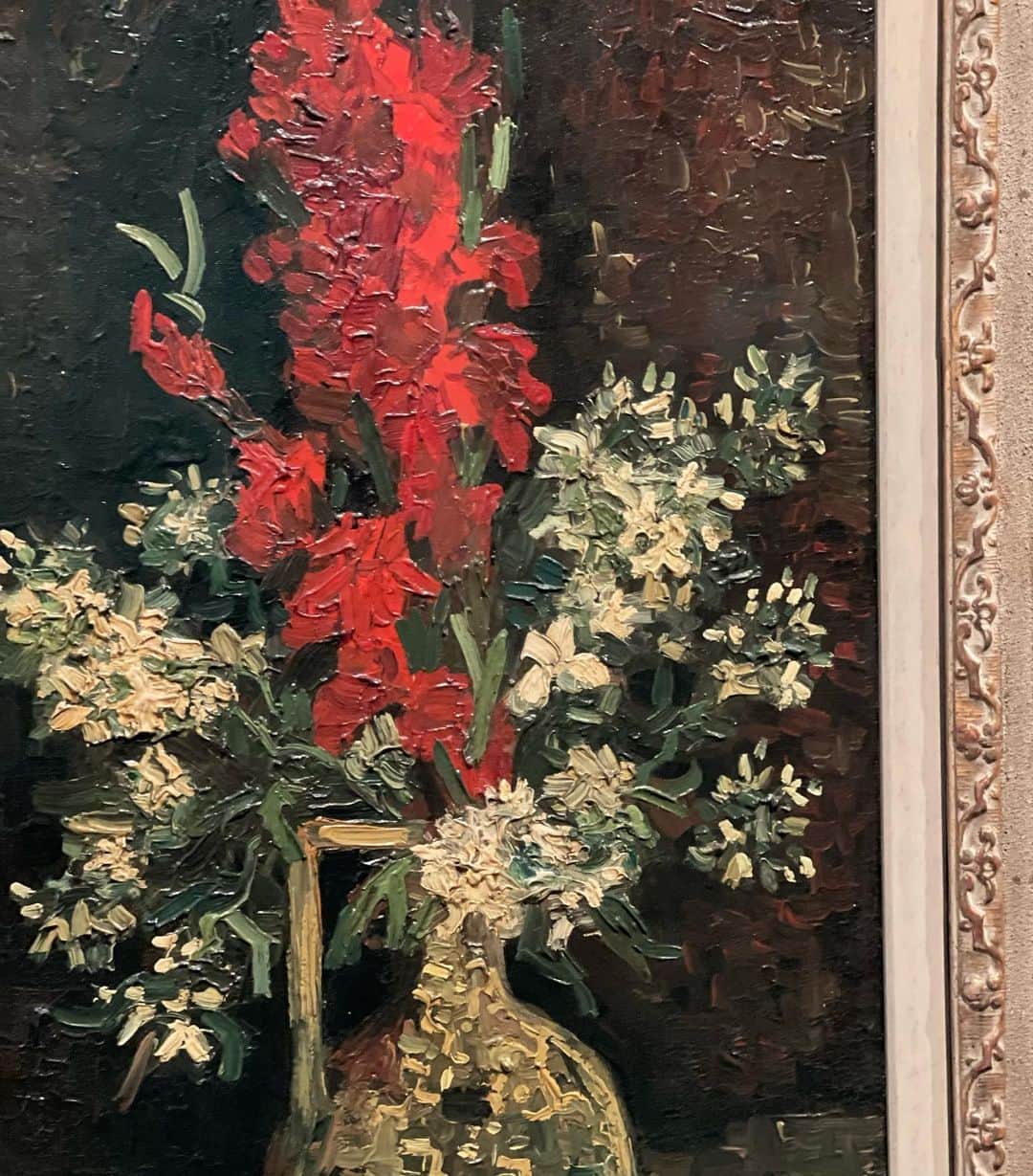 三浦瑠麗のインスタグラム：「あの有名なひまわりだけでなく、燃えるようなグラジオラスも。美しかった。 ゴーギャンが苦しみのさなかに描いた「花束」の絵も。  SOMPO美術館 ゴッホと静物画ー伝統から革新へ 2023.10.17（火）- 2024.01.21（日）  #ゴッホと静物画」