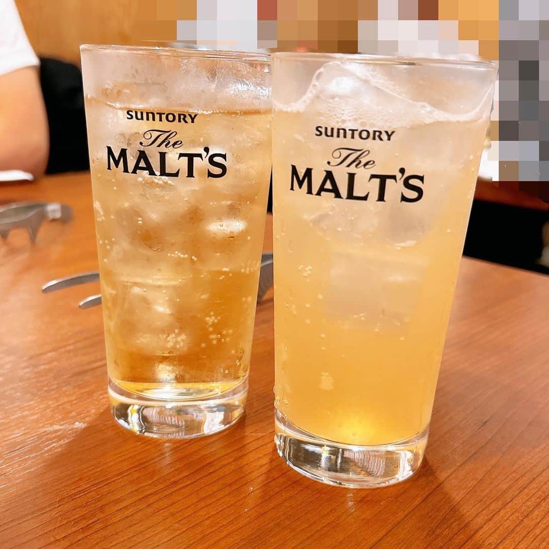 三宅裕貴さんのインスタグラム写真 - (三宅裕貴Instagram)「#PR 岡山県岡山市北区柳町にある京もつ鍋ホルモン朱々 岡山柳町店のコースメニュー『炭火焼肉と京もつ鍋のコース』を食しに伺いました。  京もつ鍋ホルモン朱々 岡山柳町店まで徒歩2分のコインパーキングに駐車しました。京もつ鍋ホルモン朱々 岡山柳町店の付近には、コインパーキングが点在しています。  店内に入り、予約席に座り、ドリンクは、おろしりんごソーダ(カメラマンのタカヒロさんは、ジンジャエール)を注文しました。すっきり美味しかったです。(テンション上がってきました。)  豆もやしは、味がしっかり付いていながら、さっぱりの味で美味しかったです。(今回もとてもしゃきしゃきでびっくりしました。一気に食欲がそそられました。) キムチ盛りのカクテキ、キムチ、オイキムチは、素材の味が分かり酸味と甘味も感じられて美味しかったです。(益々食欲がそそられました。豆もやしとキムチ盛りを全部食べてしまいました。)  炭火焼き焼肉の最初の肉は、牛上タンで、上品で美味しかったです。 宮崎牛上カルビは、程良く脂がのって、あまり噛まなくても食べれるお肉で美味しかったです。 赤身サガリ(ハラミ)は、やわらか赤身肉で美味しかったです。 石見ポークトントロは、サクッと歯切れ良くて程よく脂がのって美味しかったです。 宮崎牛上ハツは、ハツが歯切れが優しく食べやすく美味しかったです。 宮崎牛上赤センは、脂がのってかみごたえあり美味しかったです。  ※全体を通して上品な脂に感じ、すっきり食しました。  京もつ鍋は、白味噌スープ、たっぷり野菜、ホルモンの鍋でした。しっかり味で、ヘルシーで、ホルモンが柔らかくて美味しかったです。 〆は、チャンジャ雑炊、チーズ雑炊、中華麺の中から、チャンジャ雑炊を選びました。スープもご飯もチャンジャもマッチングしまくりで美味しかったです(この日の状態は、お腹いっぱいになってきたところでしたが、余裕で食べれました。)  本日のデザートは、バニラ、抹茶、ゆずシャーベット、黒ごまアイスの中から、ゆずシャーベットを選択しました。すっきり美味しかったです。  お料理ランキングとコース料理のメニューを載せました。 『炭火焼肉と京もつ鍋のコース』もご検討下さいませ。  ▷ @shushu_yanagimachi  #岡山京もつ鍋 #岡山焼肉 #岡山居酒屋 #岡山ディナー #岡山グルメ #岡山柳町 #岡山 #okayama #岡山市北区 #岡山市 #京もつ鍋 #柳町焼肉 #柳町居酒屋 #柳町ディナー #柳町グルメ #柳町 #yanagimachi #京もつ鍋 #kyomotsunabe  #焼肉 #yakiniku  #肉日和 #居酒屋 #japanesestyledinnerbar #ディナー #グルメ」10月23日 23時32分 - yuhkimiyakeevo