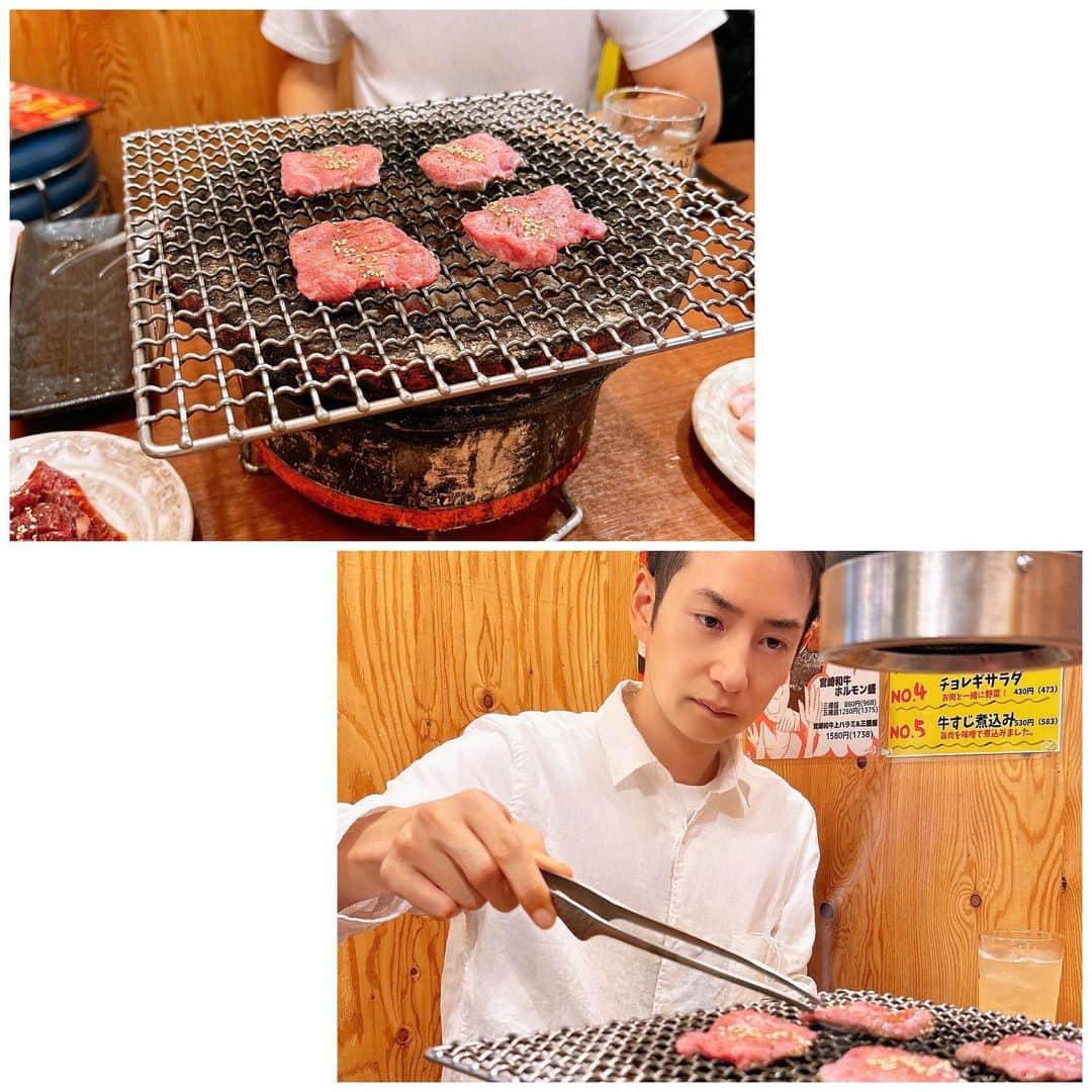 三宅裕貴さんのインスタグラム写真 - (三宅裕貴Instagram)「#PR 岡山県岡山市北区柳町にある京もつ鍋ホルモン朱々 岡山柳町店のコースメニュー『炭火焼肉と京もつ鍋のコース』を食しに伺いました。  京もつ鍋ホルモン朱々 岡山柳町店まで徒歩2分のコインパーキングに駐車しました。京もつ鍋ホルモン朱々 岡山柳町店の付近には、コインパーキングが点在しています。  店内に入り、予約席に座り、ドリンクは、おろしりんごソーダ(カメラマンのタカヒロさんは、ジンジャエール)を注文しました。すっきり美味しかったです。(テンション上がってきました。)  豆もやしは、味がしっかり付いていながら、さっぱりの味で美味しかったです。(今回もとてもしゃきしゃきでびっくりしました。一気に食欲がそそられました。) キムチ盛りのカクテキ、キムチ、オイキムチは、素材の味が分かり酸味と甘味も感じられて美味しかったです。(益々食欲がそそられました。豆もやしとキムチ盛りを全部食べてしまいました。)  炭火焼き焼肉の最初の肉は、牛上タンで、上品で美味しかったです。 宮崎牛上カルビは、程良く脂がのって、あまり噛まなくても食べれるお肉で美味しかったです。 赤身サガリ(ハラミ)は、やわらか赤身肉で美味しかったです。 石見ポークトントロは、サクッと歯切れ良くて程よく脂がのって美味しかったです。 宮崎牛上ハツは、ハツが歯切れが優しく食べやすく美味しかったです。 宮崎牛上赤センは、脂がのってかみごたえあり美味しかったです。  ※全体を通して上品な脂に感じ、すっきり食しました。  京もつ鍋は、白味噌スープ、たっぷり野菜、ホルモンの鍋でした。しっかり味で、ヘルシーで、ホルモンが柔らかくて美味しかったです。 〆は、チャンジャ雑炊、チーズ雑炊、中華麺の中から、チャンジャ雑炊を選びました。スープもご飯もチャンジャもマッチングしまくりで美味しかったです(この日の状態は、お腹いっぱいになってきたところでしたが、余裕で食べれました。)  本日のデザートは、バニラ、抹茶、ゆずシャーベット、黒ごまアイスの中から、ゆずシャーベットを選択しました。すっきり美味しかったです。  お料理ランキングとコース料理のメニューを載せました。 『炭火焼肉と京もつ鍋のコース』もご検討下さいませ。  ▷ @shushu_yanagimachi  #岡山京もつ鍋 #岡山焼肉 #岡山居酒屋 #岡山ディナー #岡山グルメ #岡山柳町 #岡山 #okayama #岡山市北区 #岡山市 #京もつ鍋 #柳町焼肉 #柳町居酒屋 #柳町ディナー #柳町グルメ #柳町 #yanagimachi #京もつ鍋 #kyomotsunabe  #焼肉 #yakiniku  #肉日和 #居酒屋 #japanesestyledinnerbar #ディナー #グルメ」10月23日 23時32分 - yuhkimiyakeevo
