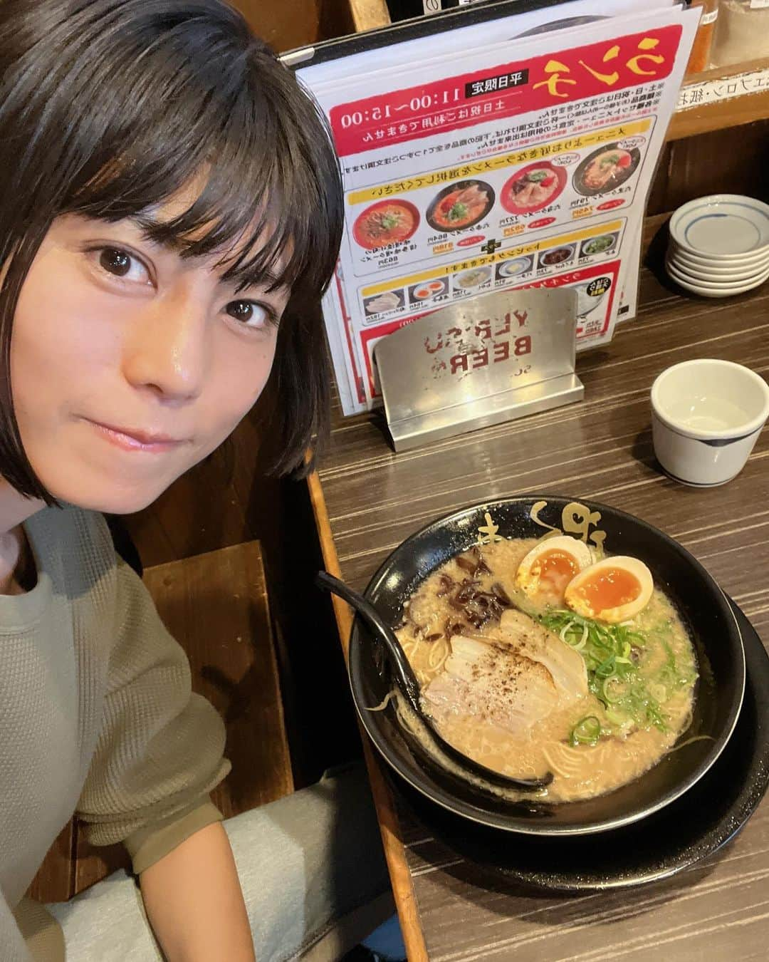 芳野友美のインスタグラム：「今日東京に戻ってきましたー！ 昨日は姉ファミリーの家にお泊まりして、今日義兄と姉と一緒にお昼ご飯で#ラーメン 食べに行ってきました☆ 　 大体いつもうどんとラーメンは必ず食べてて、 今回うどんは母お手製のを食べたのでクリアしてたんだけど、ラーメンを食べ損ねそうになってたところの#滑り込みラーメン です（笑） 　 #ろくの家 さんへ！ なんと替え玉が10円！！サイコー♪ 勿論替え玉しました👍 美味しかったでーす♪ 　 地元#飯塚市 でお仕事をいただき、帰省もでき、充実の日々でした❤️」