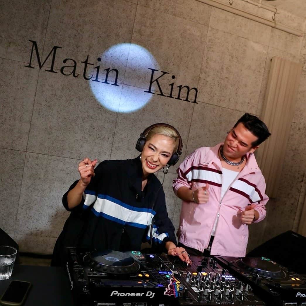 Unaのインスタグラム：「Our New mix for @matinkim_magazine @matinkim_seoul 🖤 新しいミックスアップしました👍 プロフィール欄からリンク飛べます🔗 是非聴いてね💃🕺   @una_matcha @_owncean_ 🪩✨ 📸 @suguru_tanaka」