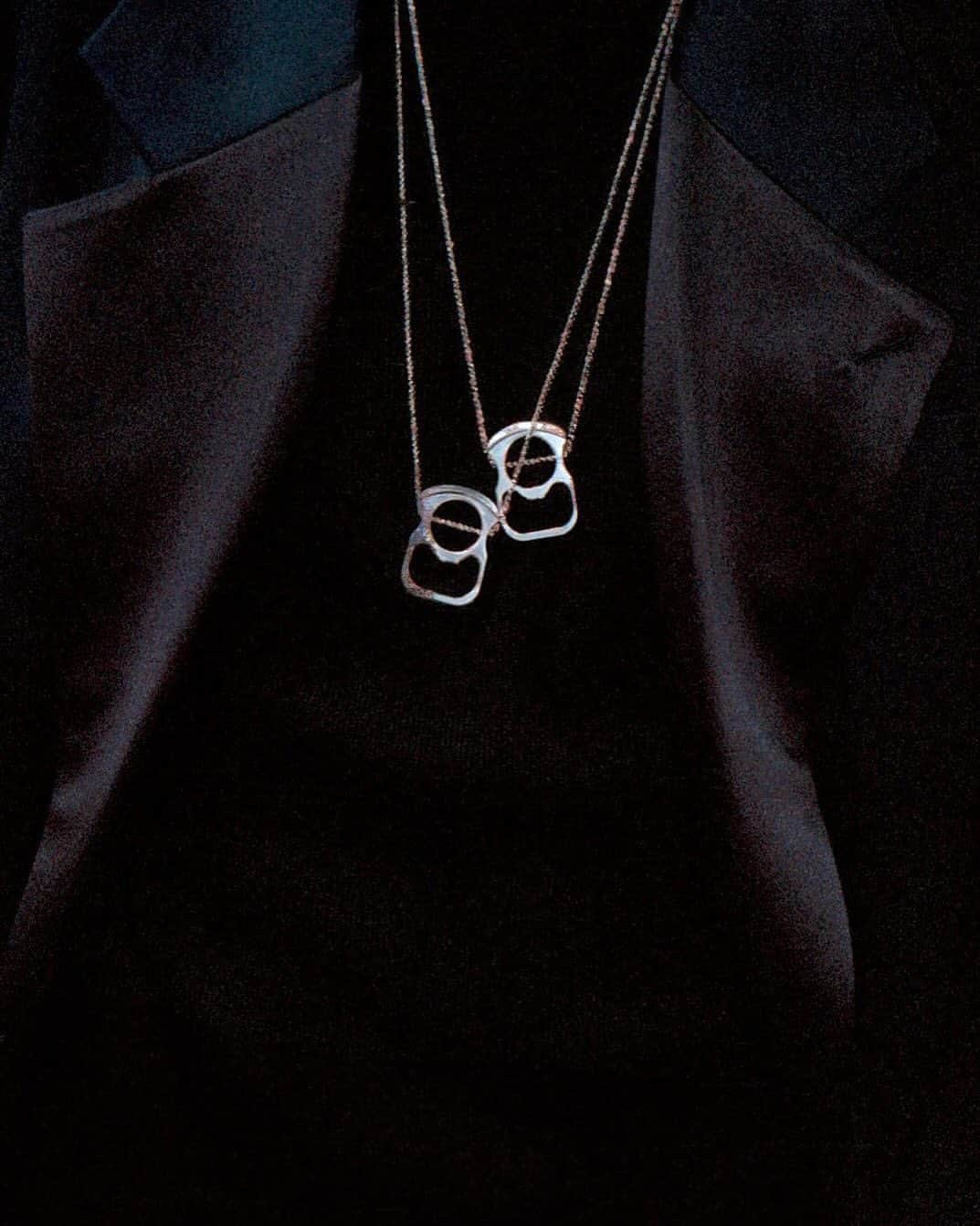 ジバンシィのインスタグラム：「g can necklace in metal #givenchyfw23」