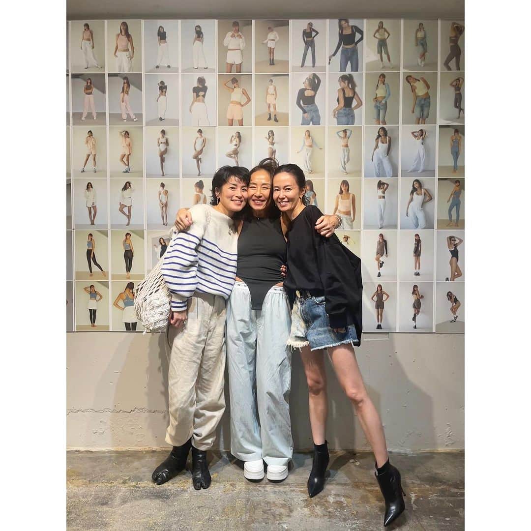 桃生亜希子のインスタグラム：「今日は、夕方からのりこ　@norikoseto とTsugumiさん　@tsugumiw のTW 展示会へ。✨ 　 　セクシーで可愛い服がいっぱいで迷ったけど、素敵なのを買えて嬉しい。😆❤️✨ 　 　いつまでも美しくヘルシーに肌見せしている魅力的な先輩みたいに、これからもおしゃれを楽しみたいな。✨ 　 　T sugumiさん、いつもありがとう！  　展示会の後は、のりこに面白いレストラン🍽️へ連れて行ってもらう。 　店主の星野さんがかっこよくて✨、何を食べても感動的な美味しさ。 　 　東京って、やっぱり奥が深くて楽しいね。🔥 　 　至福の時間を、ありがとう。  　ごちそうさまでした。🙏✨」