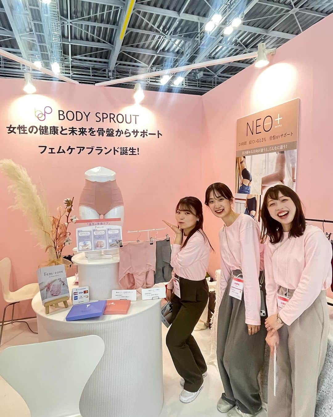 綾月せりさんのインスタグラム写真 - (綾月せりInstagram)「． 先日のフェムテック東京で出会った商品が、めっちゃ良かったのでご紹介♡  “骨盤矯正”とか“ヒップアップ”とかって、やっぱり気になる分野だし、私もそれ系の補正下着は好んで使用するタイプの人間です笑  でも、この整体ショーツは特許取得の骨盤ケアメソッドとめちゃくちゃ気持ちのいい生地で一度履いたら病みつきになるほど凄いんです😍  今まで使ってたこういう系の商品て、ただ物理的におしりを持ち上げたり骨盤を締めたり、、、で、履くとなんとなく窮屈な感じがしていました🍑 そういうものだと思ってました🍑  でもこれ、根本的にほかの商品と違うところが✨ 骨盤を前から後ろ下に締めるんです！ だから履くだけでおしりの穴がキュッとして、骨盤がすんっと立つ✨✨✨ なのに全然苦しくない！ 初めての感覚でした😳  ちなみに4枚目の写真は、骨盤ケア＋温活ができるスグレモノで、遠赤外線によって自分の体温を使ってお腹をあっためてくれるんですって💕  11月中に発売予定だそうなので、ぜひチェックしてみてください😊  #整体ショーツ #腰痛対策 #美姿勢 #骨盤矯正 #ぽっこりお腹 #姿勢矯正  ．」10月23日 23時43分 - seri_ayazuki