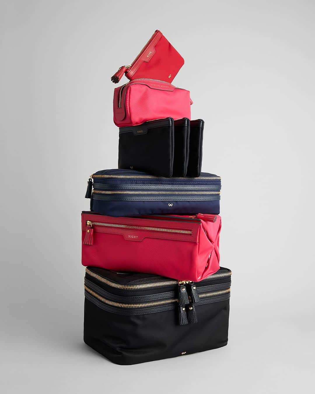 のインスタグラム：「Get organised with the Labelled collection. Each pocket, pouch and case has an embossed leather label so there's a place for everything. #AnyaHindmarch」