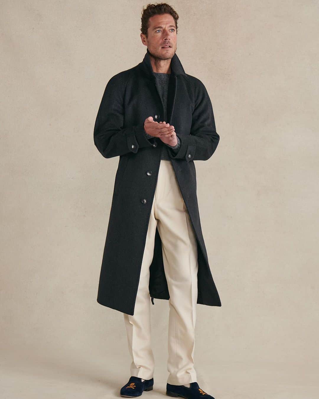 ニュー&リングウッドさんのインスタグラム写真 - (ニュー&リングウッドInstagram)「With an elegant look and enduring construction to weather the elements, our Cashmere Wrap Coat is a striking outerwear piece made from rich Italian cashmere. The coat is designed for a relaxed fit, with room for comfortable layering over suiting and chunky knitwear. It features adjustable raglan sleeves and a belt to give the silhouette an extra cinch. Our Cashmere Wrap Coat is an investment in quality that will only get better through years of wear.」10月23日 23時52分 - newandlingwood