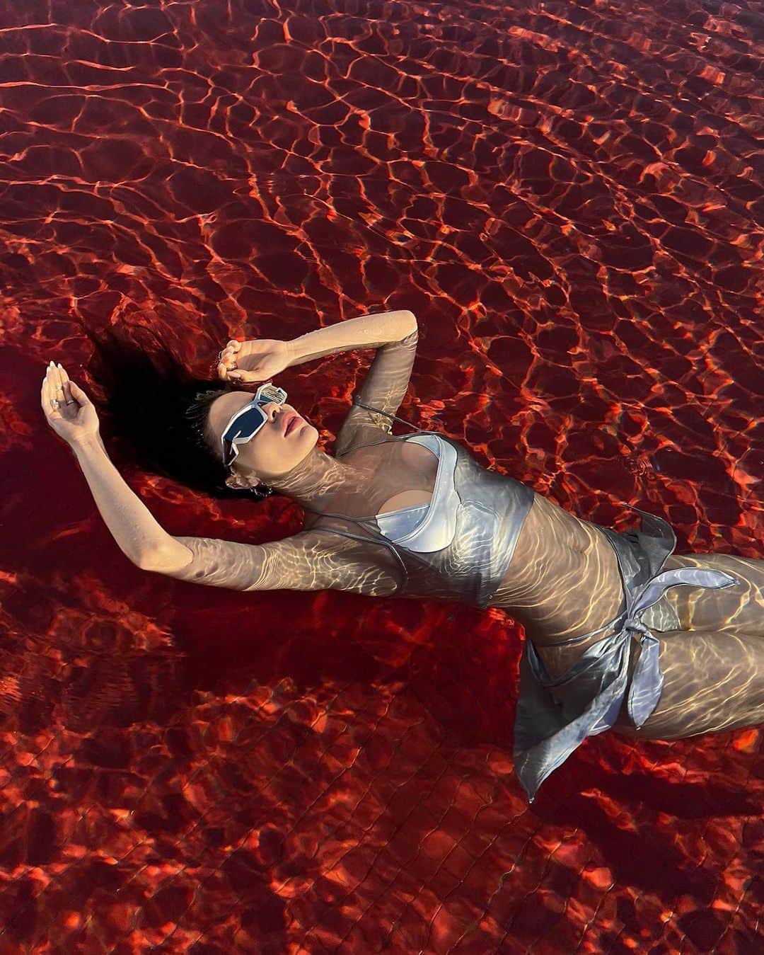 Maria Wayのインスタグラム：「this color 🩸  special for @koy.brand  #koybrand #aestetic  location @selectumluxuryresort」