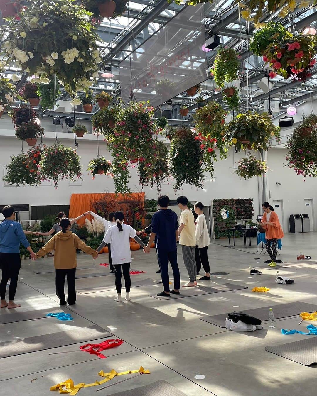 坪井保菜美さんのインスタグラム写真 - (坪井保菜美Instagram)「🌼ヨガイベント🧘🏻‍♀️ ３週にかけて朝ヨガイベントをしました。 京王よみうりランド駅にある🌷ハナビヨリ💐 でやるヨガは、お花がたくさんあり環境が素敵でいるだけで笑顔がたくさんになります😋✨ 音楽をかけてみんなでヨガをするとお花も一緒に呼吸をして喜んでた🌸 初日はリラックスヨガ。2週目はパワーヨガ。 そして3週目はヨガダンス💃🏻新体操のリボンを使ってダンスをしました♫ Halloweenの曲に合わせて大人も子供も可愛く踊っちゃったので観てみてね🎃👻🕷️🧟 楽しい企画、イベントに参加できて嬉しかったです‼️  ハナビヨリさんありがとうございました💐 頂いた綺麗なお花は今お部屋に飾っています🌼🧡  カフェや可愛いかわうそ、たくさんのお花と撮れるフォトスポットや丘の湯♨️、よみうりランド🎡があり、盛り盛りだくさん遊べる環境なのでまた絶対行くっ‼️  #ハナビヨリ #イベント #朝 #ヨガ #ヨガイベント #花  #ヨガダンス #ダンス #新体操 #アーティスティックヨガ」10月23日 23時45分 - honamitsuboi