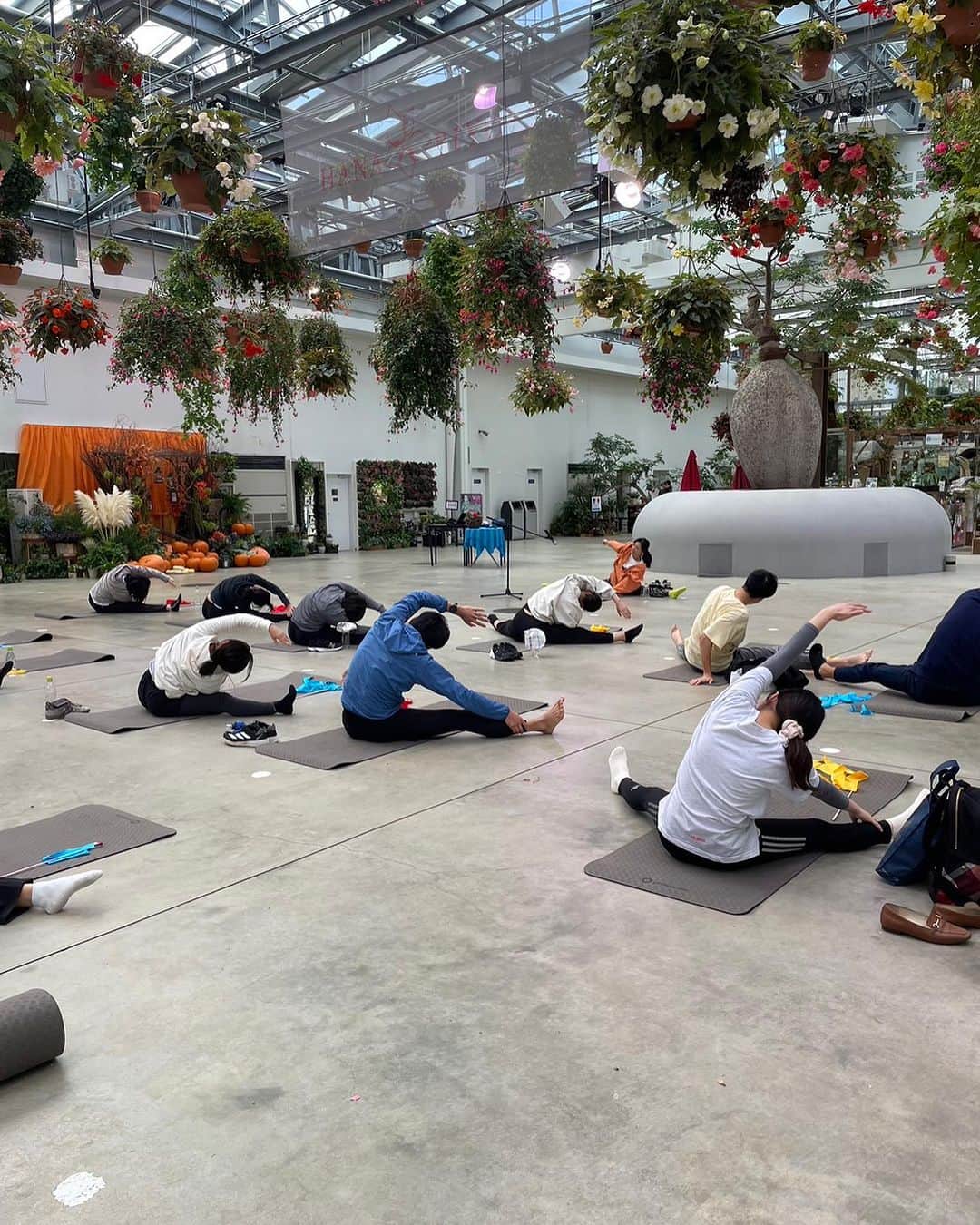 坪井保菜美さんのインスタグラム写真 - (坪井保菜美Instagram)「🌼ヨガイベント🧘🏻‍♀️ ３週にかけて朝ヨガイベントをしました。 京王よみうりランド駅にある🌷ハナビヨリ💐 でやるヨガは、お花がたくさんあり環境が素敵でいるだけで笑顔がたくさんになります😋✨ 音楽をかけてみんなでヨガをするとお花も一緒に呼吸をして喜んでた🌸 初日はリラックスヨガ。2週目はパワーヨガ。 そして3週目はヨガダンス💃🏻新体操のリボンを使ってダンスをしました♫ Halloweenの曲に合わせて大人も子供も可愛く踊っちゃったので観てみてね🎃👻🕷️🧟 楽しい企画、イベントに参加できて嬉しかったです‼️  ハナビヨリさんありがとうございました💐 頂いた綺麗なお花は今お部屋に飾っています🌼🧡  カフェや可愛いかわうそ、たくさんのお花と撮れるフォトスポットや丘の湯♨️、よみうりランド🎡があり、盛り盛りだくさん遊べる環境なのでまた絶対行くっ‼️  #ハナビヨリ #イベント #朝 #ヨガ #ヨガイベント #花  #ヨガダンス #ダンス #新体操 #アーティスティックヨガ」10月23日 23時45分 - honamitsuboi