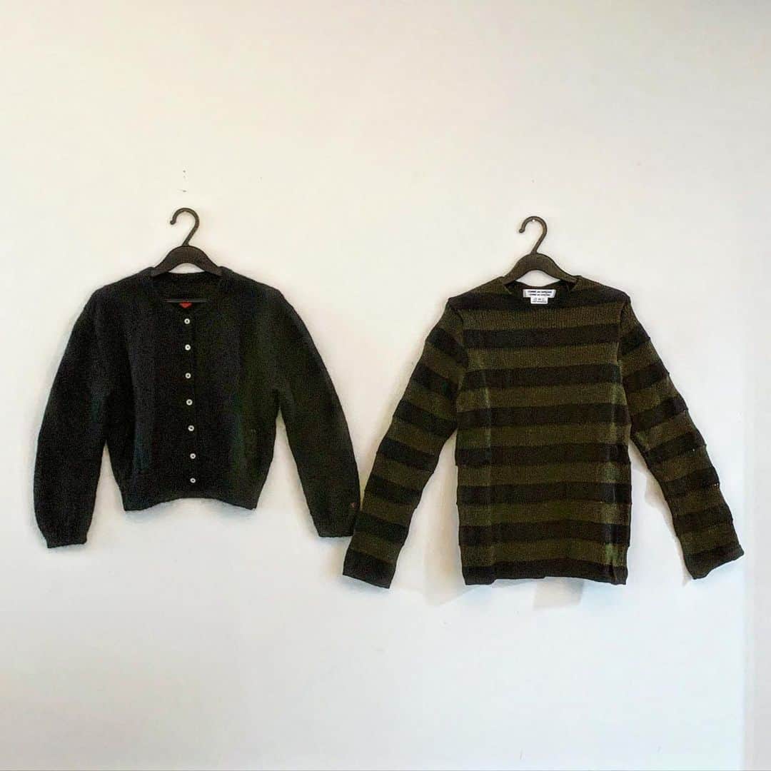 大橋歩さんのインスタグラム写真 - (大橋歩Instagram)「数日前久しぶりに遠くから友人が東京に来たので久しぶりにコムデギャルソン青山へ行きました。今は世田谷からほぼ出ない私は新しい服は必要がなく買っていませんでしたが、久しぶりにセーターを2枚買いました。今夏服から冬服に入れ替え中。原画整理もしていてクロゼット一部を展示用版画収納庫にしたので服やバッグを沢山処分しました。でもまだまだ😞。」10月23日 23時46分 - ayumi8713
