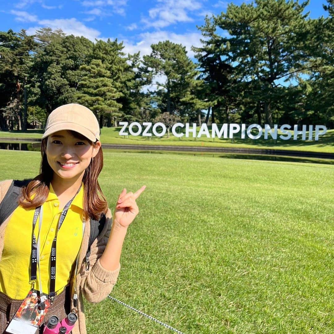 安藤萌々さんのインスタグラム写真 - (安藤萌々Instagram)「月曜日もお疲れ様です。 週末はZOZOチャンピオンシップへ…👀 毎年日本でPGAツアーが見られる事に感謝しかありませんっ✨  グリーンは硬い音がするし、近くで見ていてもアレっ！と思う方にキレるし…… ラフはただ歩いているだけで密度を感じました。 そんな中で優勝はコリンモリカワ選手🏆 (2年ぶりのV！) 最終日はノーボギーのゴルフでスコアを伸ばし、圧倒的でしたネ〜！！  #最終日 なので！！ #黄色 🌼 のポロシャツ で😚   朝からラストまで2万歩以上、ゴルフ好きの先輩と走り回って応援。たっぷり観戦出来ました！  #ゴルフ #golf #pga #pgatour #ゴルフ好き  お声がけくださった皆さん、ありがとうございました⛳️」10月23日 23時49分 - momo_ando_ex