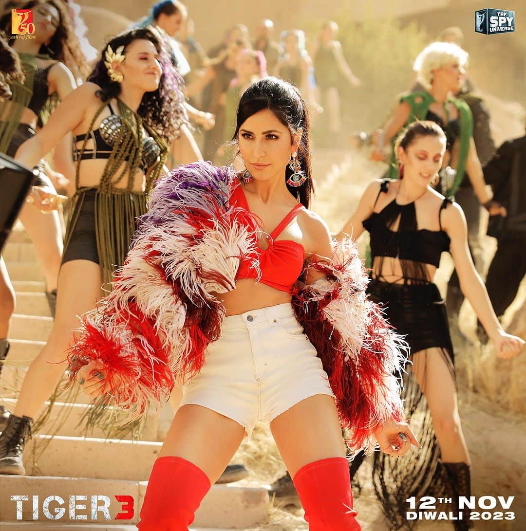 カトリーナ・カイフさんのインスタグラム写真 - (カトリーナ・カイフInstagram)「Here we go 😎  #LekePrabhuKaNaam …Song out NOW!   *link in bio* #Tiger3 arriving in cinemas on 12th November. Releasing in Hindi, Tamil & Telegu …  @beingsalmankhan | @therealemraan | #ManeeshSharma | @yrf | @ipritamofficial | @amitabhbhattacharyaofficial | @arijitsingh | @nikhitagandhiofficial | @vaibhavi.merchant | @madhankarky | @bennydayalofficial | @anushamani | @boselyricist | @anaitashroffadajania | #AlviraKhanAgnihotri | @ashley_rebello | @darshanjalan | #YRF50 | #YRFSpyUniverse」10月23日 23時59分 - katrinakaif