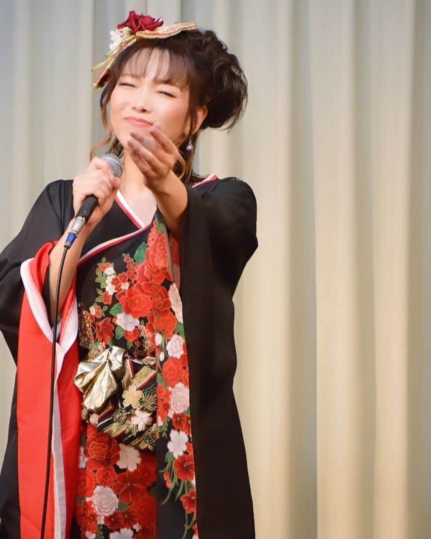 花咲ゆき美のインスタグラム：「昨日は、第３回『ゆきミニ艶花LIVE』でした🎶  今回も沢山の方にご来場いただき、幸せいっぱいです❤️ 皆さん、本当にありがとうございました😊  そして、作詞家の菅麻貴子先生、 お忙しい中、応援に駆け付けてくださり本当にありがとうございました🙇  音曲堂さんにも、大変お世話になり感謝の気持ちでいっぱいです ありがとうございました❤️  今回も、皆さんからたくさんの愛のパワーをいただき、めちゃめちゃ元気になりましたよぉ～✨  次回のライブは、来年になります😆  2024年1月21日(日)14時開演です 皆様からのお申し込みお待ちしております😊  #花咲ゆき美」