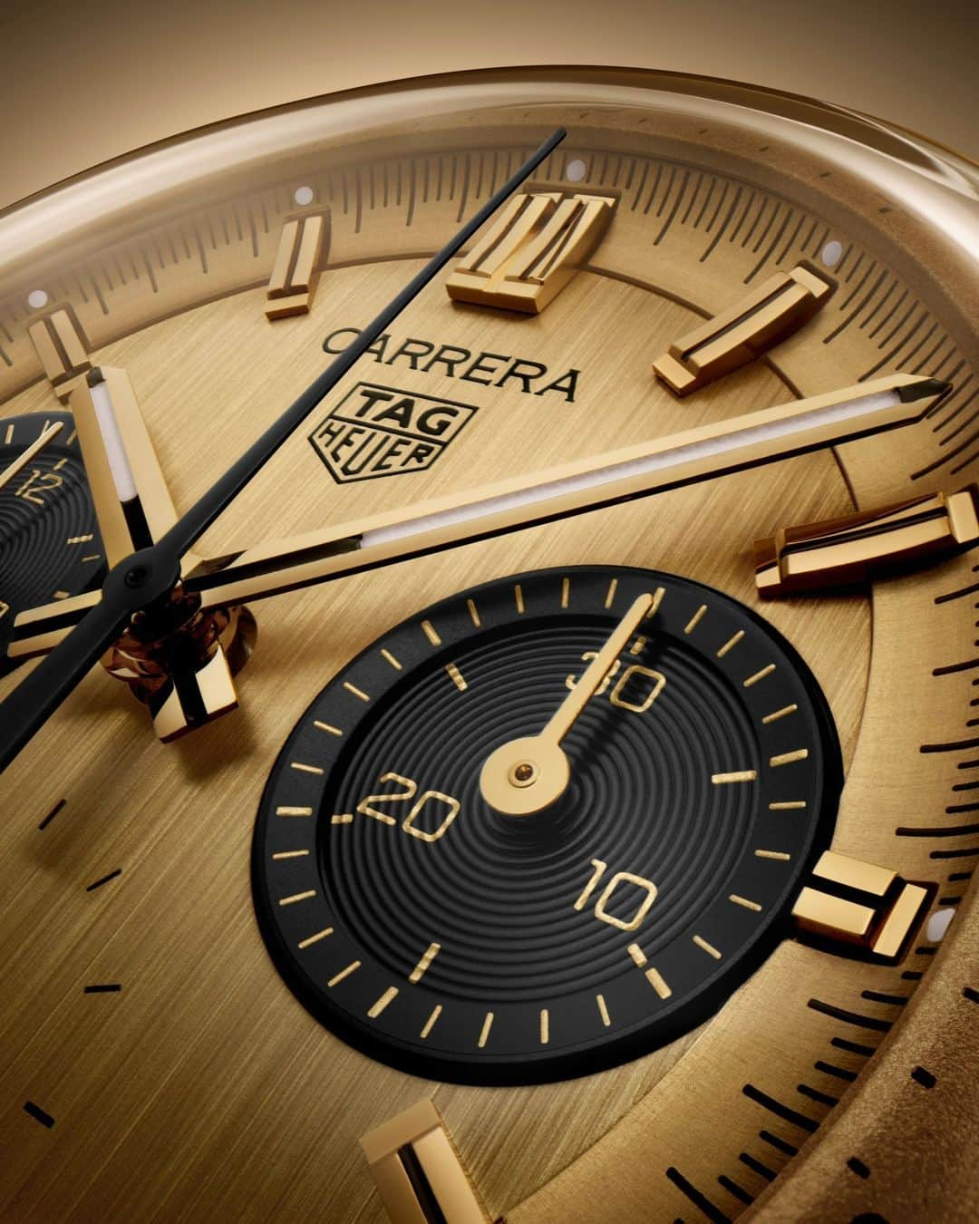 タグ・ホイヤーのインスタグラム：「Merging gold and innovation into timeless style.⁣ ⁣ The TAG Heuer Carrera Chronograph showcases a golden case and an innovative Glassbox design that enhances its beauty - an innovation that breathes life into the 2023 Carrera collection. It boasts curved edges for added aesthetics and a curved flange that improves visibility and simplifies scale reading. ⁣ The black lacquered central hand, with its vertical brushed finish, provides a captivating contrast on the gold dial, reminiscent of racetrack markings.⁣ ⁣ #TAGHeuer #TAGHeuerCarrera⁣」