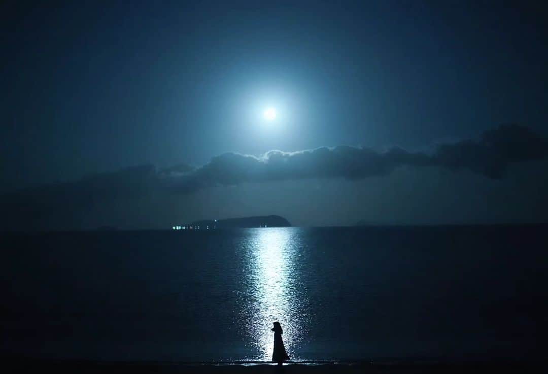 岩倉しおりさんのインスタグラム写真 - (岩倉しおりInstagram)「満月の夜に。」10月24日 0時00分 - iwakurashiori