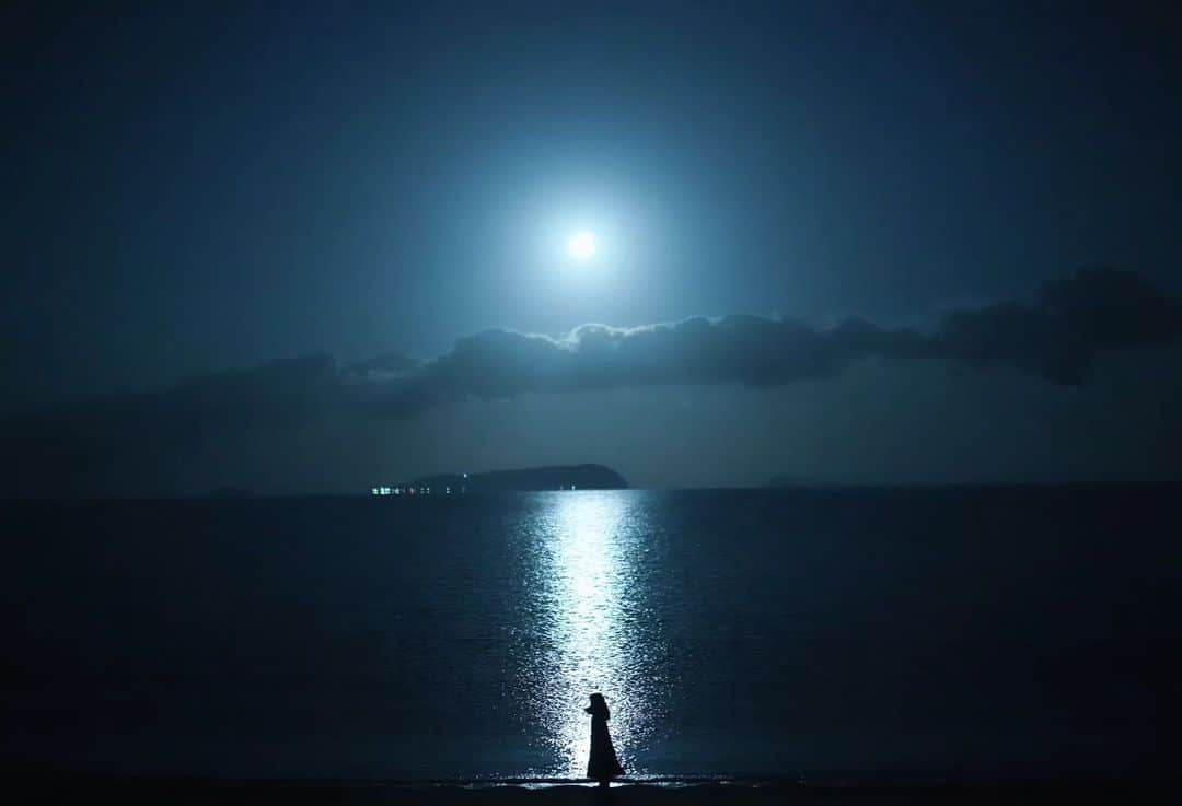 岩倉しおりのインスタグラム：「満月の夜に。」