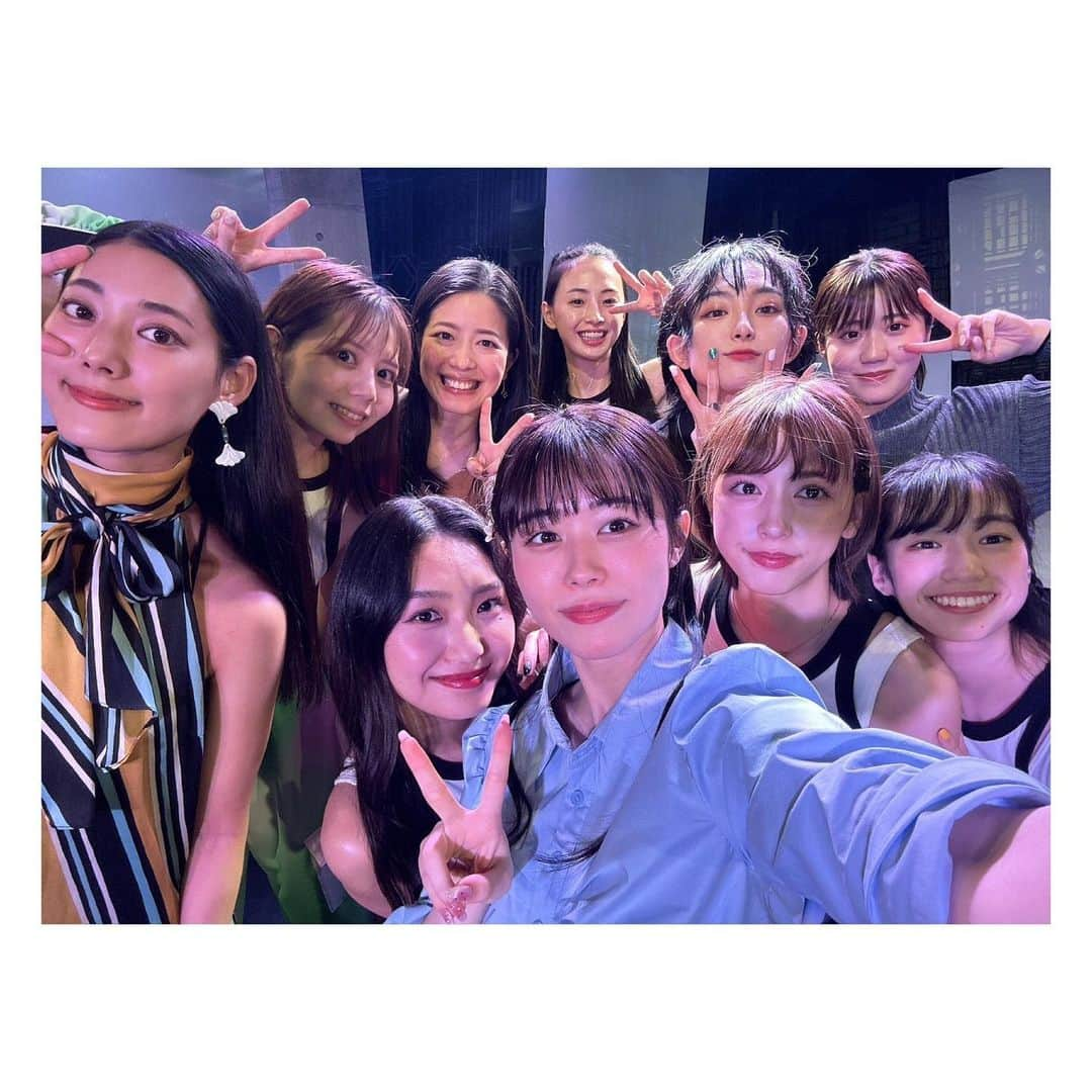 早乙女ゆうさんのインスタグラム写真 - (早乙女ゆうInstagram)「#劇団12ミニッツ 旗揚げ公演「×××になれなくて』無事全公演終了しました。 ご来場くださった皆様改めてありがとうございました。 素敵なキャスト、スタッフさんに囲まれてミナを演じられて、12ミニッツを推せてとても楽しい日々でした。🫶  遅れ合流だったこともあって「は？馴れ馴れしくしてくるなよ」とか思われたらどうしよう距離感わからないよ~~怖いよ~~と心配だった今回でした。（台詞に引っ張られすぎ） でもみんな素敵ないい子で、元気いっぱいで、頑張り屋さんで、ちょっと変わってて見ていて飽きない人たちだなぁと大好きになっちまいました。🫶🫶 初舞台メンバーがらどんどん進化していくのを見てワクワクしたし、初舞台なんて素敵イベントに立ち会えてるの贅沢じゃーん！と嬉しくなったり。  今このタイミングでこの作品と出会えたこと、みんなと出会えたこと、嬉しい言葉をかけていただけたこと、改めてお芝居が好きだなと思えたこと、全部宝物です。 関わってくださった皆さんに心からの感謝を。 ありったけの愛を込めて。  #白バツなれ」10月24日 0時00分 - yu.saotome