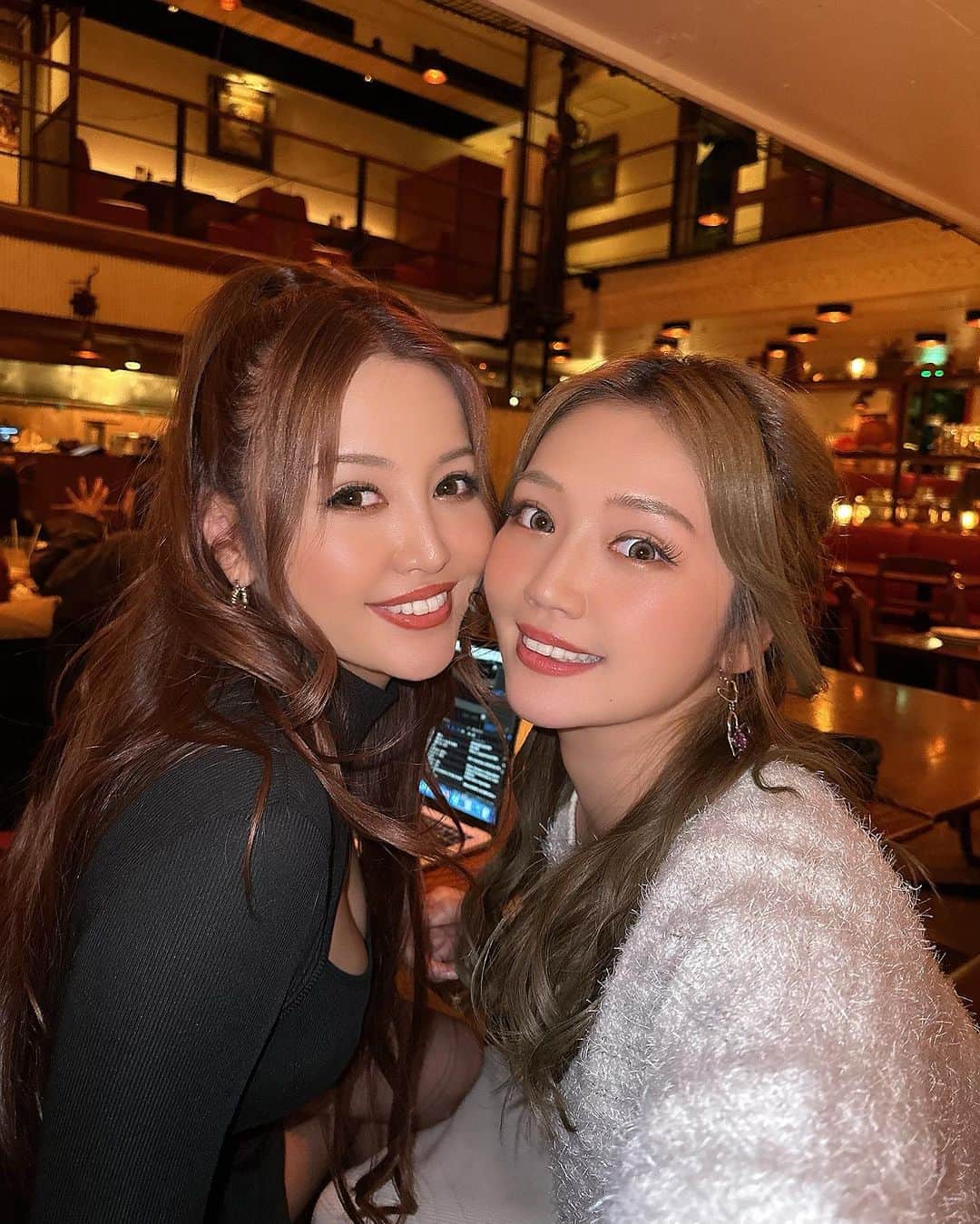 のインスタグラム：「❤️👭❤️ 今日派手めなふたり🫶 いっぱい自撮りした日🤳」