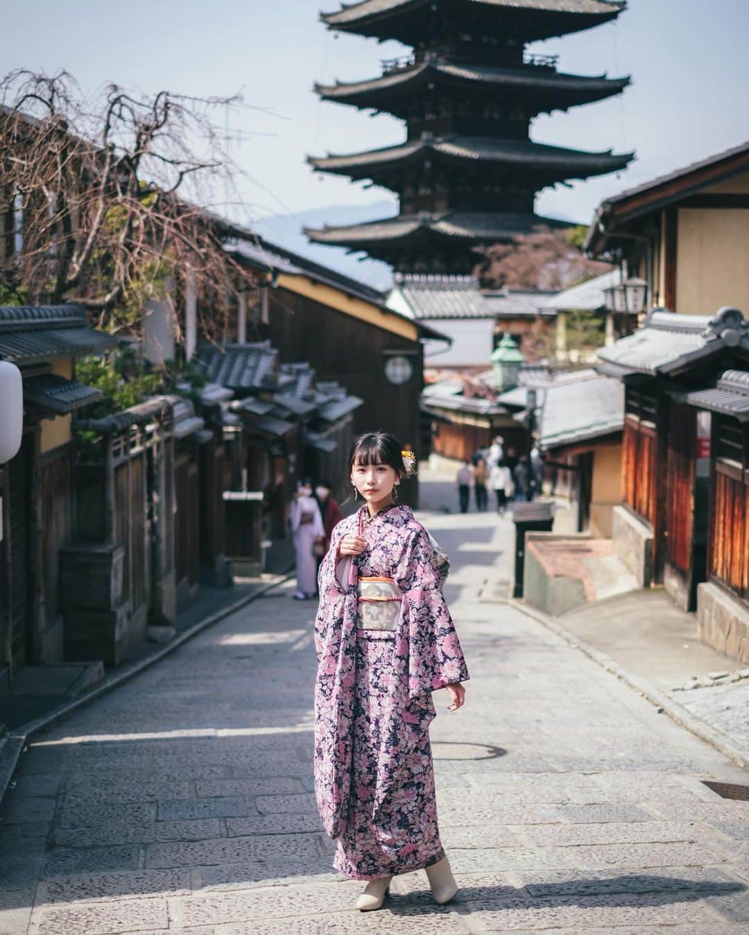 Yuma Takatsukiのインスタグラム：「. . . Kyoto × 👘 . . . . . . もう最近は大阪も京都も観光客で溢れてきた。 今年は海外からの方もめっちゃ増えてて にぎわいが戻ってきたなぁ。 ⁡ それでは今日もお疲れさまでした！ . Kyoto／Japan X-T4／XF35mmF1.4 R . #fujifilm  #fujifilm_xseries  #今日もx日和  #XF35mmF14  #富士フイルム  #XT4  . ―――――――――――――――――――――――――― 関西を中心にフリーランスで活動しています。 Web広告、個人撮影、家族撮影、PR撮影など、 10月以降の撮影依頼募集中です。 ⁡ ⁡Yuma Takatsukiオリジナルプリセットも販売中です。 ⁡プロフィールのポートフォリオサイトからご覧下さい。  またフォトサークルITTOKOという活動をしています。 ⁡ハイライトに色んなイベントをまとめています。 ―――――――――――――――――――――――――― . #フォトサークルITTOKO  #撮影依頼募集中  #出張撮影関西  #カメラ男子 #カメラ女子  #関西サロンモデル  #サロンモデル #68rhythmmag  #genic_mag  #streetclassics#instagram#art_of_japan_#bestjapanpics  #tokyocameraclub#reco_ig#theportraitpr0ject#secondhand#pursuitofportraits #1x_japan」