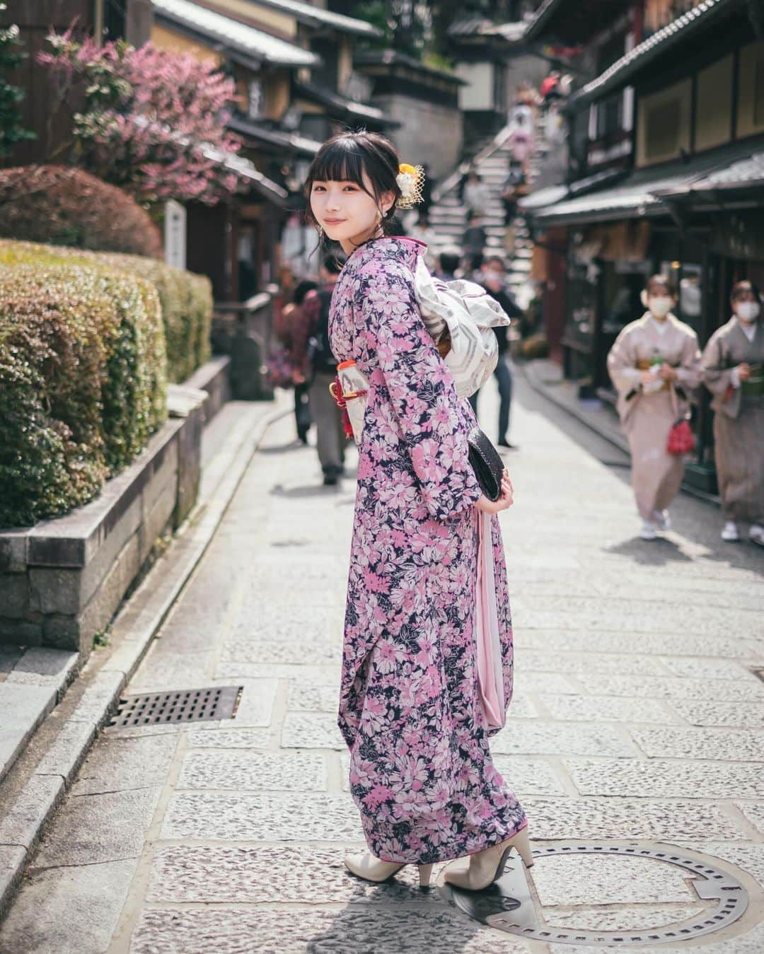 Yuma Takatsukiさんのインスタグラム写真 - (Yuma TakatsukiInstagram)「. . . Kyoto × 👘 . . . . . . もう最近は大阪も京都も観光客で溢れてきた。 今年は海外からの方もめっちゃ増えてて にぎわいが戻ってきたなぁ。 ⁡ それでは今日もお疲れさまでした！ . Kyoto／Japan X-T4／XF35mmF1.4 R . #fujifilm  #fujifilm_xseries  #今日もx日和  #XF35mmF14  #富士フイルム  #XT4  . ―――――――――――――――――――――――――― 関西を中心にフリーランスで活動しています。 Web広告、個人撮影、家族撮影、PR撮影など、 10月以降の撮影依頼募集中です。 ⁡ ⁡Yuma Takatsukiオリジナルプリセットも販売中です。 ⁡プロフィールのポートフォリオサイトからご覧下さい。  またフォトサークルITTOKOという活動をしています。 ⁡ハイライトに色んなイベントをまとめています。 ―――――――――――――――――――――――――― . #フォトサークルITTOKO  #撮影依頼募集中  #出張撮影関西  #カメラ男子 #カメラ女子  #関西サロンモデル  #サロンモデル #68rhythmmag  #genic_mag  #streetclassics#instagram#art_of_japan_#bestjapanpics  #tokyocameraclub#reco_ig#theportraitpr0ject#secondhand#pursuitofportraits #1x_japan」10月23日 23時55分 - yu_umaa06