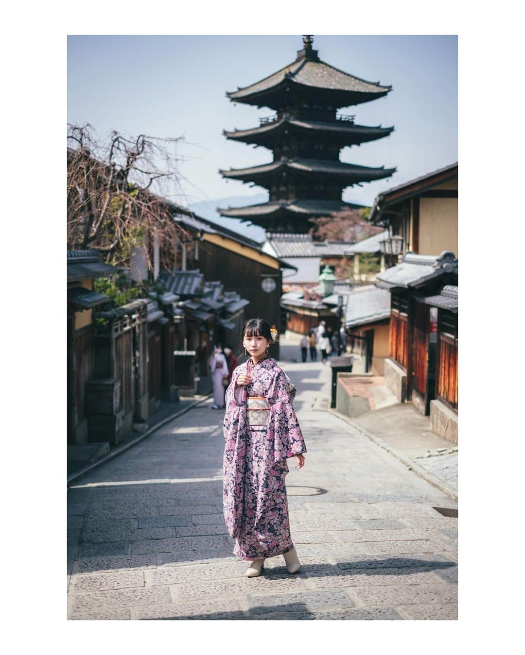 Yuma Takatsukiさんのインスタグラム写真 - (Yuma TakatsukiInstagram)「. . . Kyoto × 👘 . . . . . . もう最近は大阪も京都も観光客で溢れてきた。 今年は海外からの方もめっちゃ増えてて にぎわいが戻ってきたなぁ。 ⁡ それでは今日もお疲れさまでした！ . Kyoto／Japan X-T4／XF35mmF1.4 R . #fujifilm  #fujifilm_xseries  #今日もx日和  #XF35mmF14  #富士フイルム  #XT4  . ―――――――――――――――――――――――――― 関西を中心にフリーランスで活動しています。 Web広告、個人撮影、家族撮影、PR撮影など、 10月以降の撮影依頼募集中です。 ⁡ ⁡Yuma Takatsukiオリジナルプリセットも販売中です。 ⁡プロフィールのポートフォリオサイトからご覧下さい。  またフォトサークルITTOKOという活動をしています。 ⁡ハイライトに色んなイベントをまとめています。 ―――――――――――――――――――――――――― . #フォトサークルITTOKO  #撮影依頼募集中  #出張撮影関西  #カメラ男子 #カメラ女子  #関西サロンモデル  #サロンモデル #68rhythmmag  #genic_mag  #streetclassics#instagram#art_of_japan_#bestjapanpics  #tokyocameraclub#reco_ig#theportraitpr0ject#secondhand#pursuitofportraits #1x_japan」10月23日 23時55分 - yu_umaa06