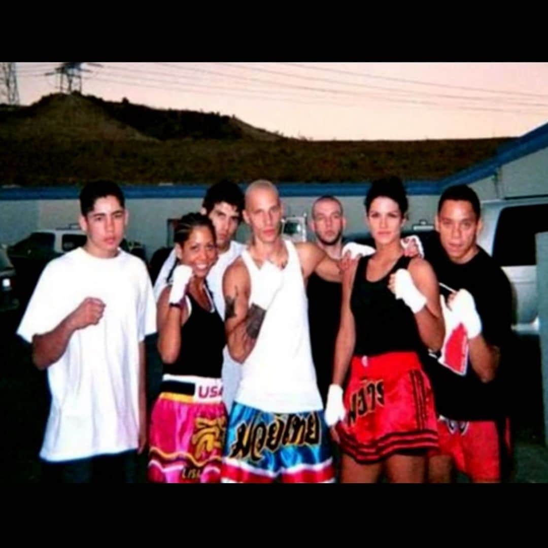 ジーナ・カラーノのインスタグラム：「We used to fight in these things called “smokers” they were held at small mixed martial arts gyms that made it feel like some kind of underground fight club. 😂 sometimes you would have a pre determined opponent but other times you just show up and fight whoever was close to your weight, no matter the experience. Sometimes there was a 10 pound difference, sometimes more. My first smoker I fought a woman who was 12 pounds heavier. Another smoker I didn’t see any other females weighing in and was getting nervous that I wouldn’t get to fight. I saw this guy from the back weighing in, he was wearing a bandana and looked extremely intimidating, he was at least 6ft tall and definitely out weighed me, I thought, damn that guy looks tough… and then SHE turned around. 😂 that would be my opponent. It was fascinating because I thought this would be one of my toughest fights being smaller and inexperienced. I hit her twice and kicked her twice and without telling anyone in the middle of the first round, she got out of the ring and walked out of the building leaving the rest of the audience, her corner and my corner and myself confused. There was complete silence. She didn’t want to be in there anymore.  I share this story to let you know that whatever giant you are facing, that seems like it is going to beat the living piss out of you. Do not be afraid. Show up. Rise to the occasion. You might be pleasantly surprised that being brave enough to stand in front of Goliath you might just be able to bring it down. ❤️ you never know until you try. And hey if you get the piss beat out of you, there’s a lesson to be learned there as well. You only lose if you never learn.」